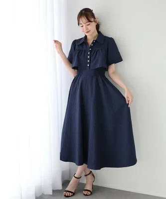 40代・50代の夏の普段着に使いやすいシャツワンピース。ウエストまわりがすっきり見えやすく、夏のおでかけやランチにも着やすい一枚。