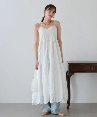 花柄刺繍が映える夏のキャミワンピース。甘さを重ね着で調整しやすく、大人の普段着にも取り入れやすい一枚。
