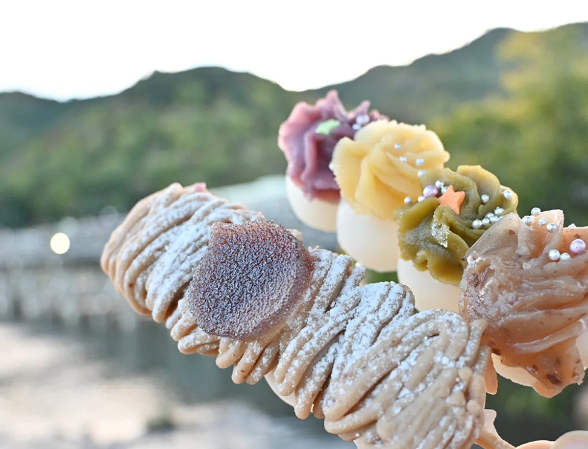 寺子屋本舗 嵐山店の「華美だんご」を実食。嵐山で人気の華やか和