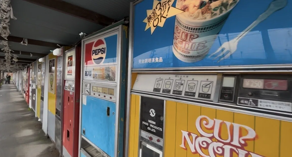 昭和レトロ自販機がエモすぎた｜中古タイヤ市場 相模原店に行ってきた