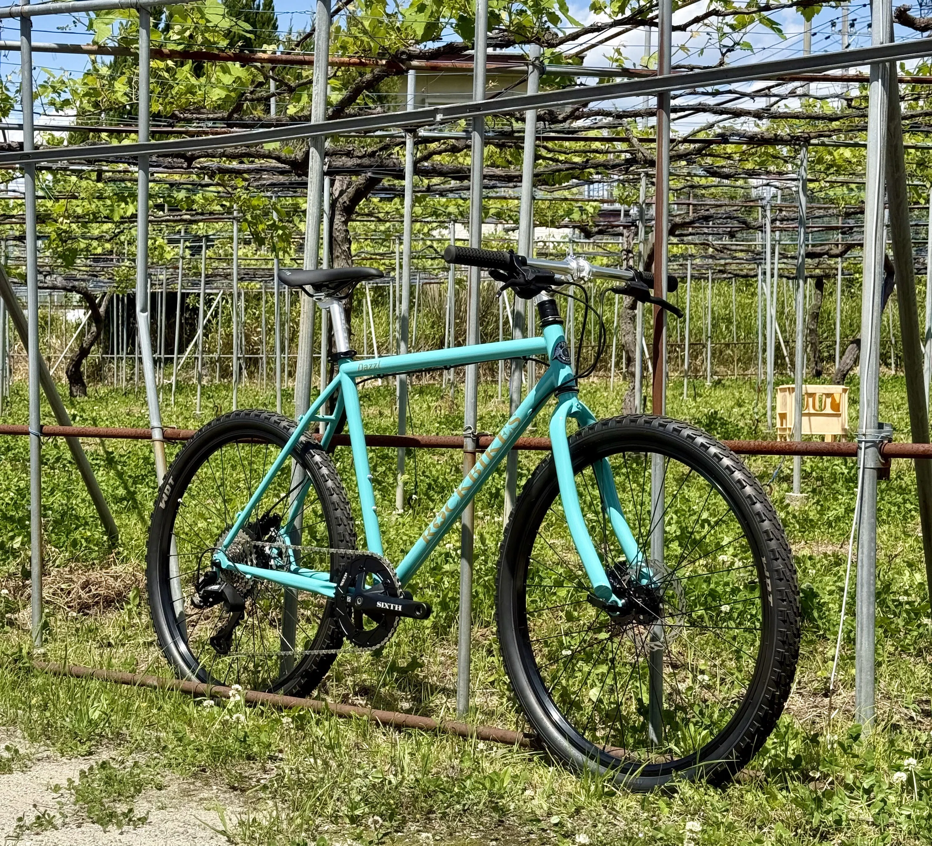 白Tとデニムで乗りたい自転車｜763 cycles
