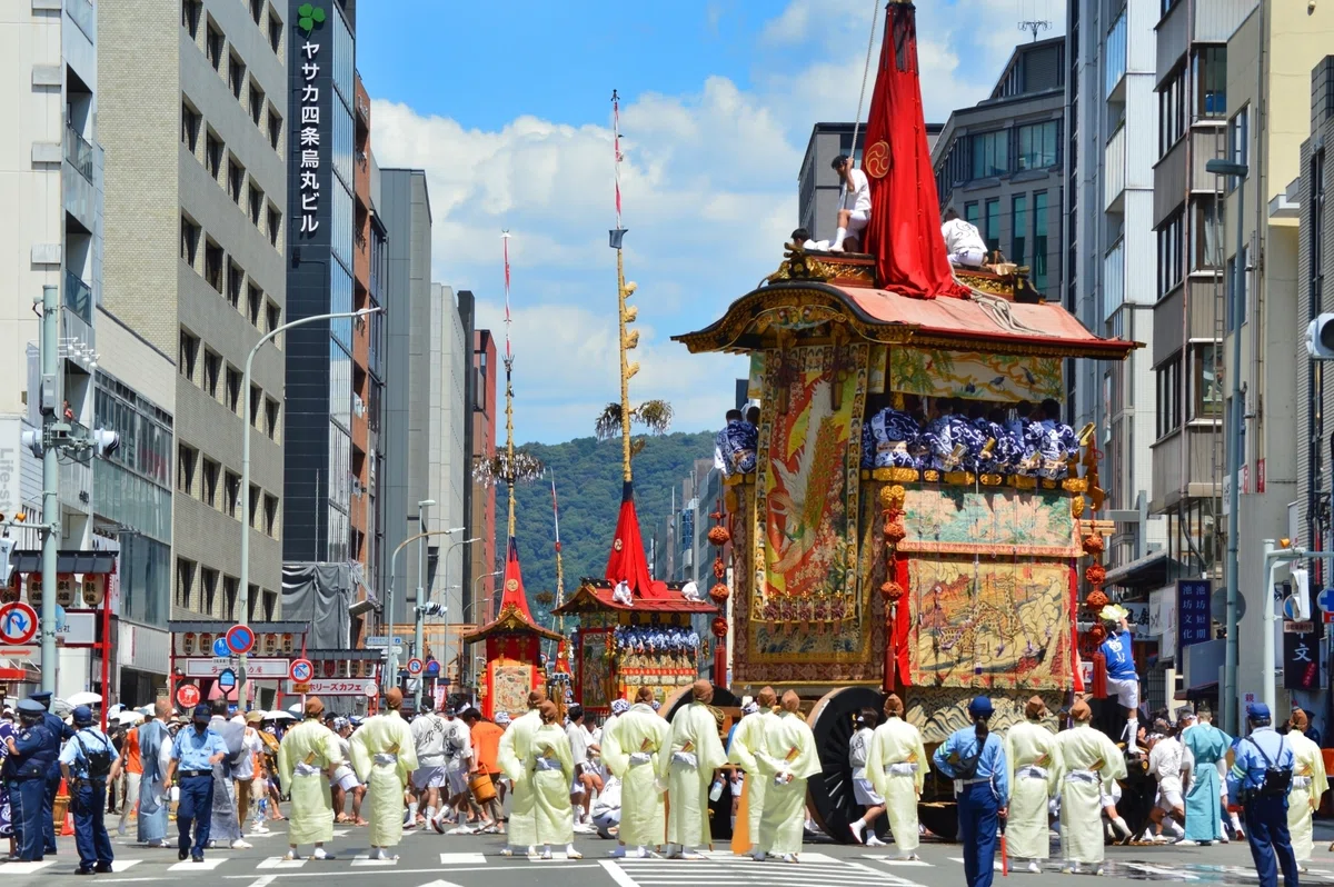 【神道と仏教の違い】初詣は神社、お葬式はお寺？ 日本人の暮らしに溶け込んだ「しきたり」と祭事の深い意味【大人の教養】｜小説家F