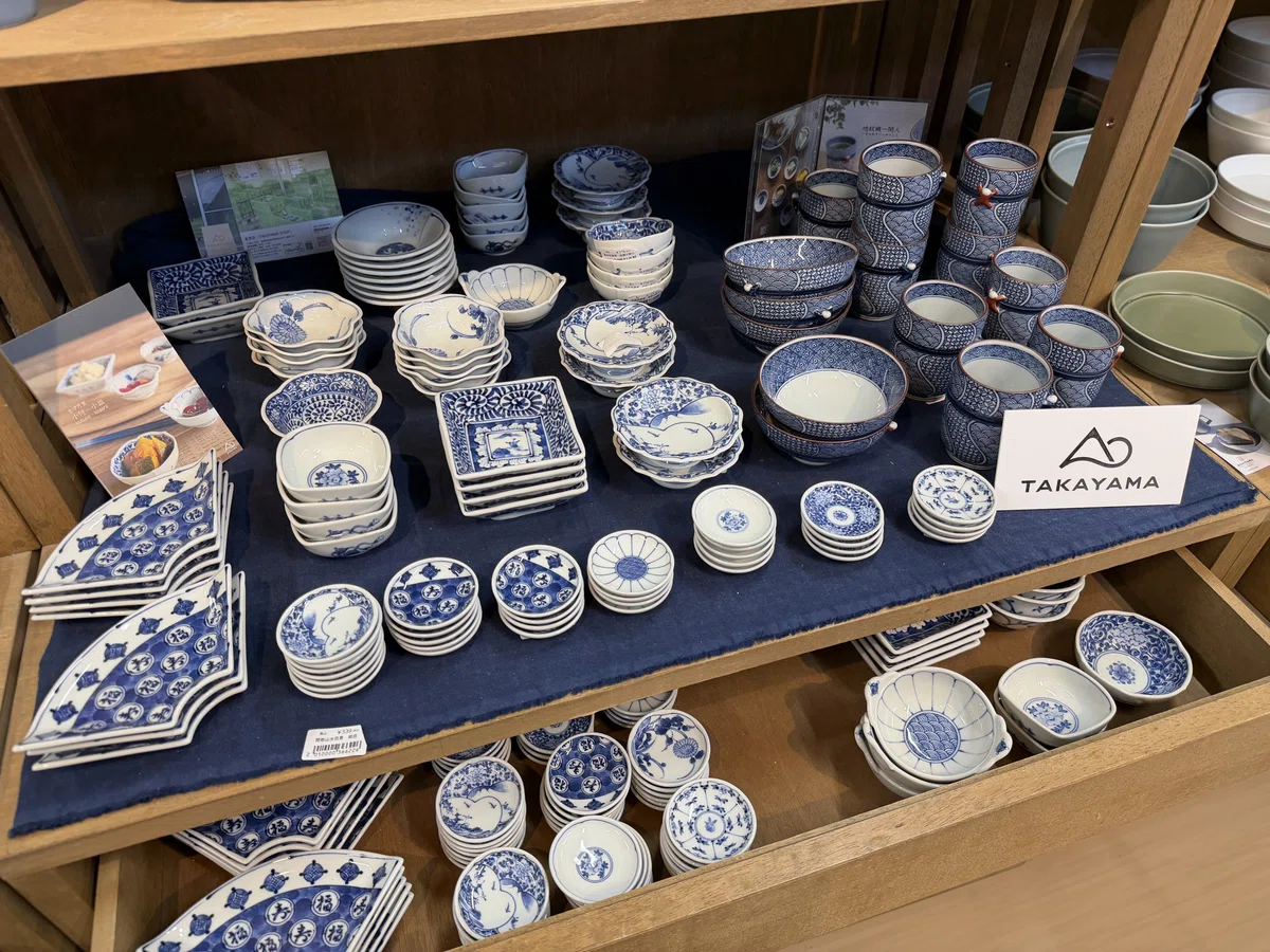 波佐見町陶芸の館の器。TAKAYAMA
