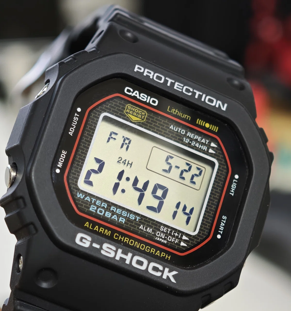 レビュー】G-SHOCK「DW-5000R-1AJF」──初代の魂を現代に蘇らせた 