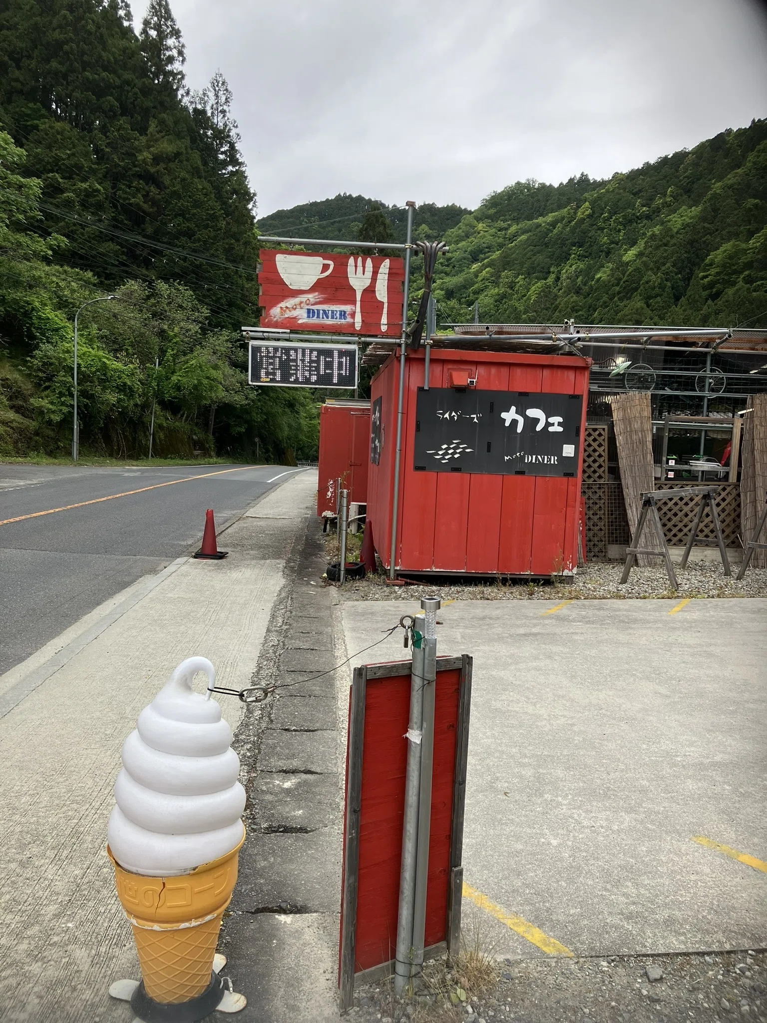 奈良の秘境】未舗装の旧天辻峠を越えた先に…ライダーが集まる「Moto