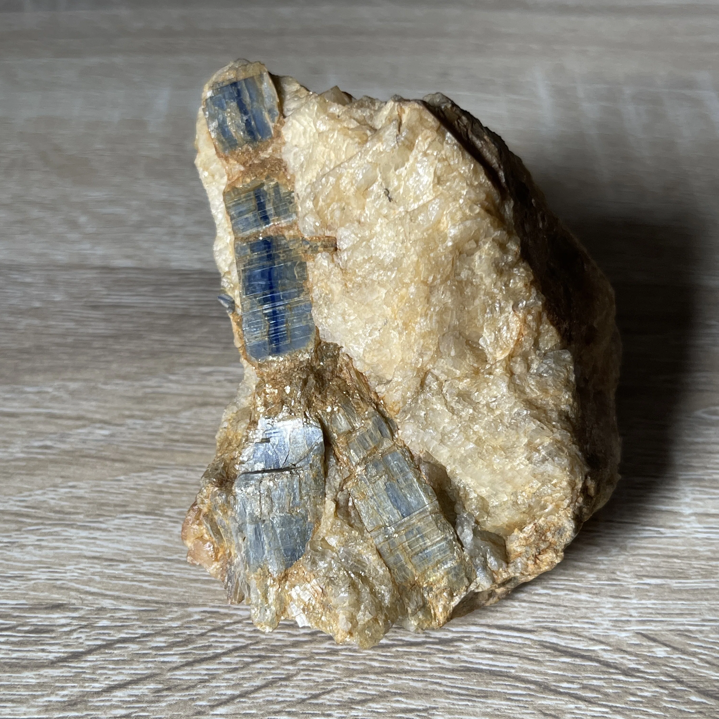 イタリア・ムッソ産の藍晶石｜古いラベルからたどるアルプスの鉱物標本