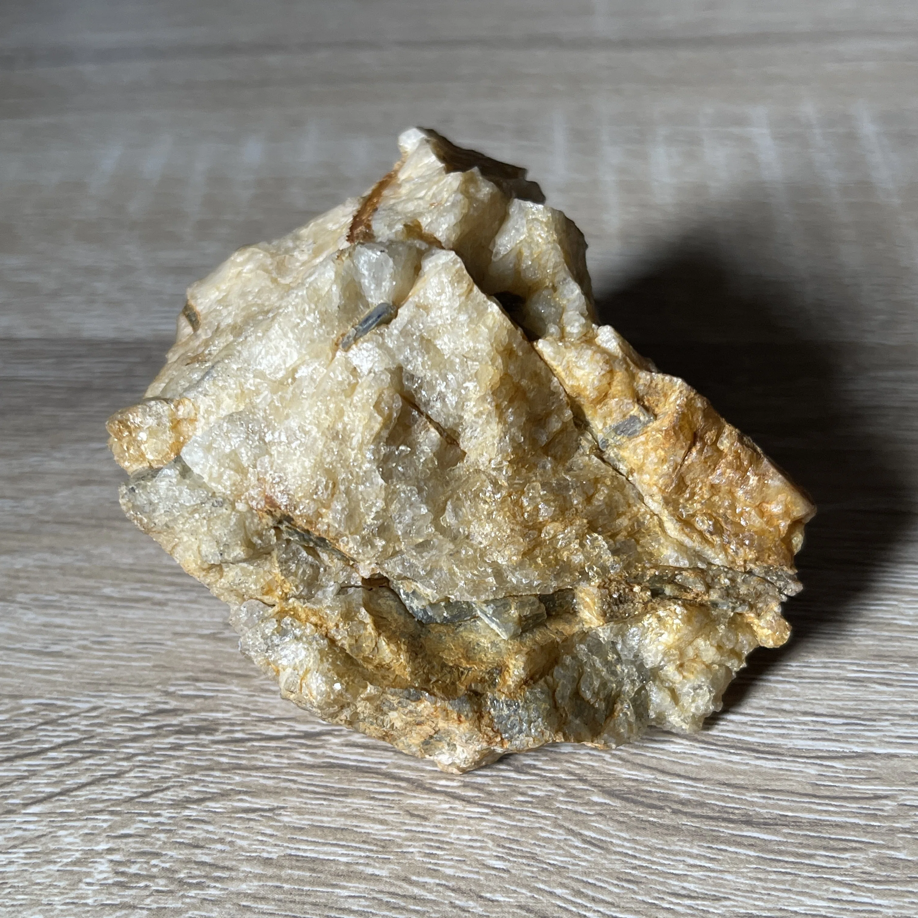 イタリア・ムッソ産の藍晶石｜古いラベルからたどるアルプスの鉱物標本