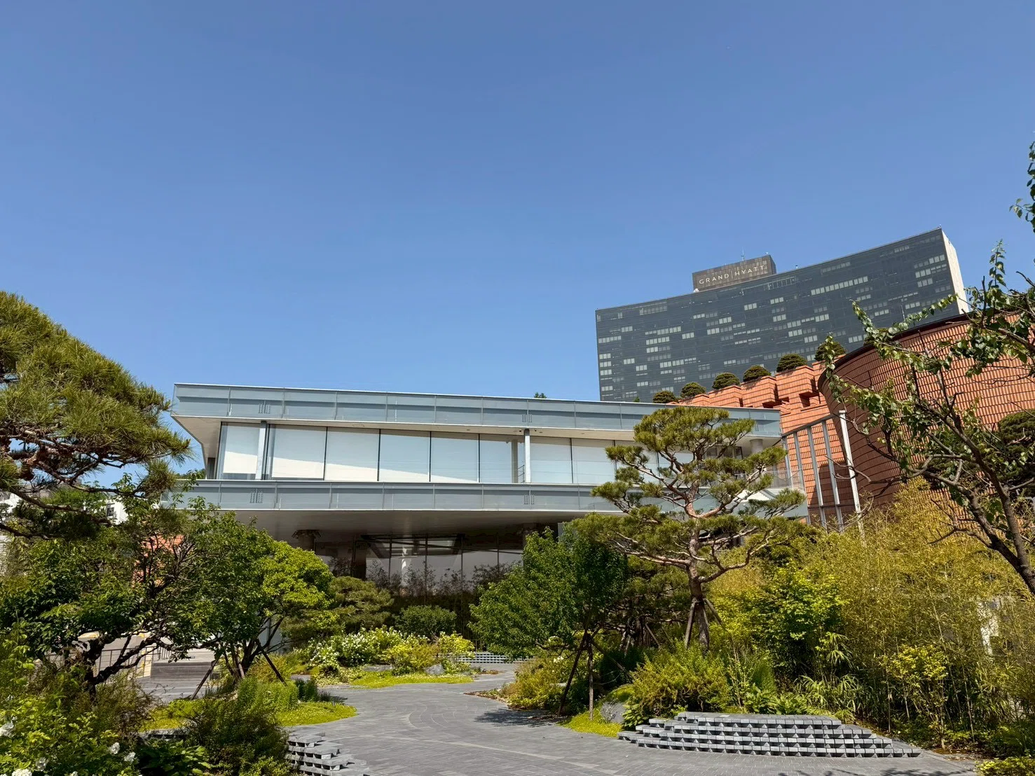 The Afternoon in Seoul Where 'I' Dissolve — An Immersive