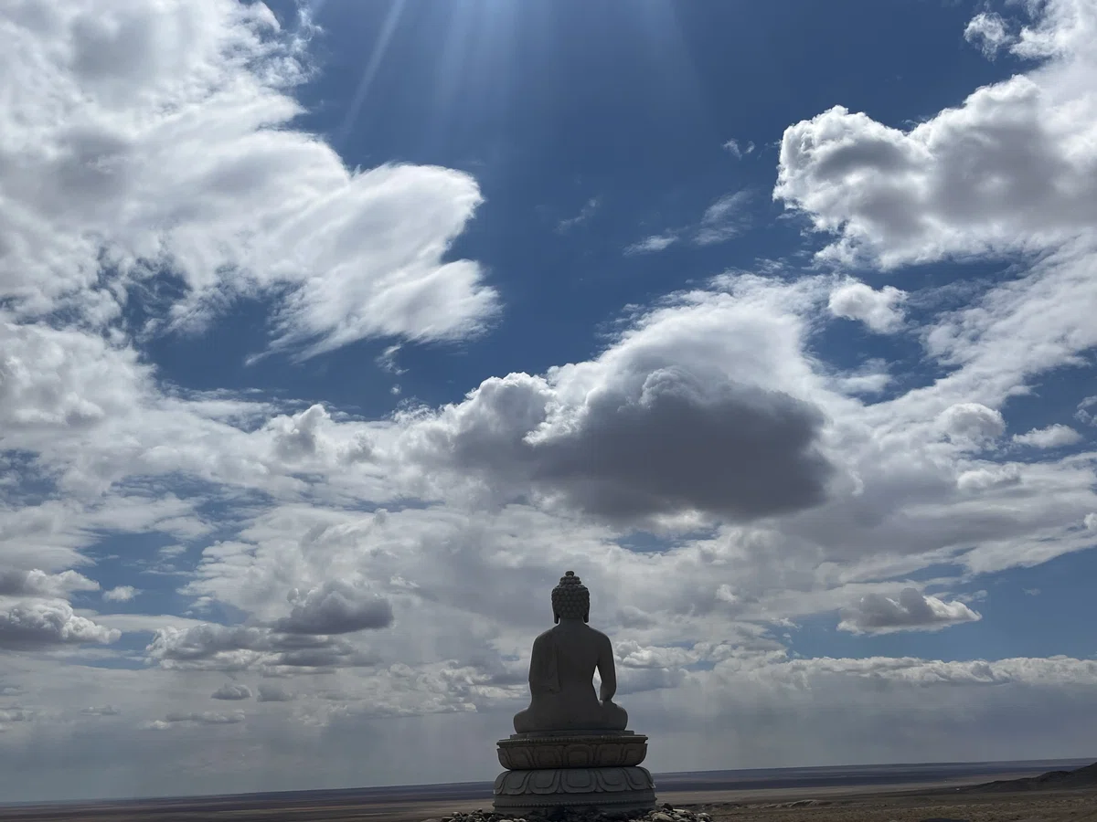 青い空 仏教 仏像 白い雲 晴天 空 仏 チベット仏教 モンゴル モンゴル仏教 サインシャンド 聖地巡礼 聖地 お参り 参拝 お供え 信仰