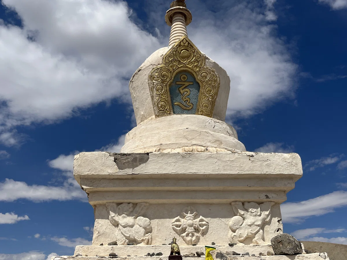 ストゥーパ 聖地 聖地巡礼 モンゴル サインシャンド パワースポット 黒い山 仏教 チベット仏教