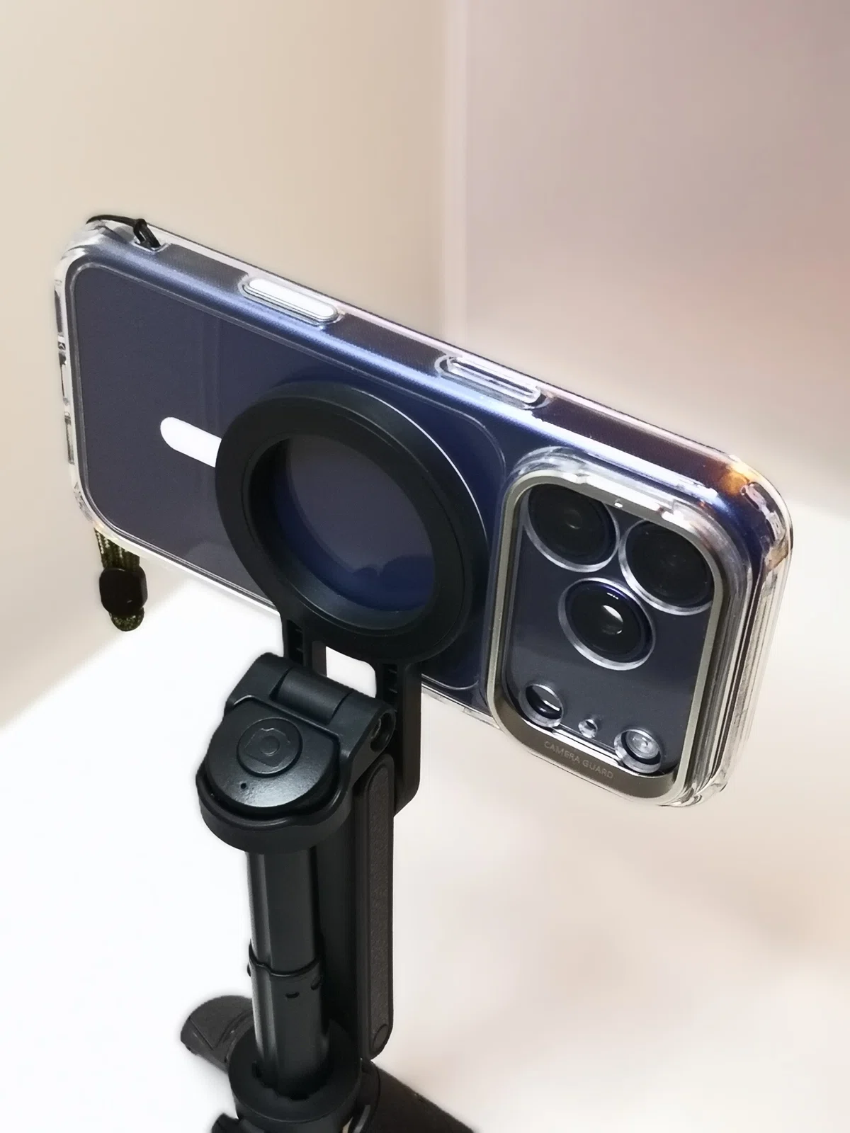 Ulanzi JJ03にESRケースを装着したiPhone17Pro