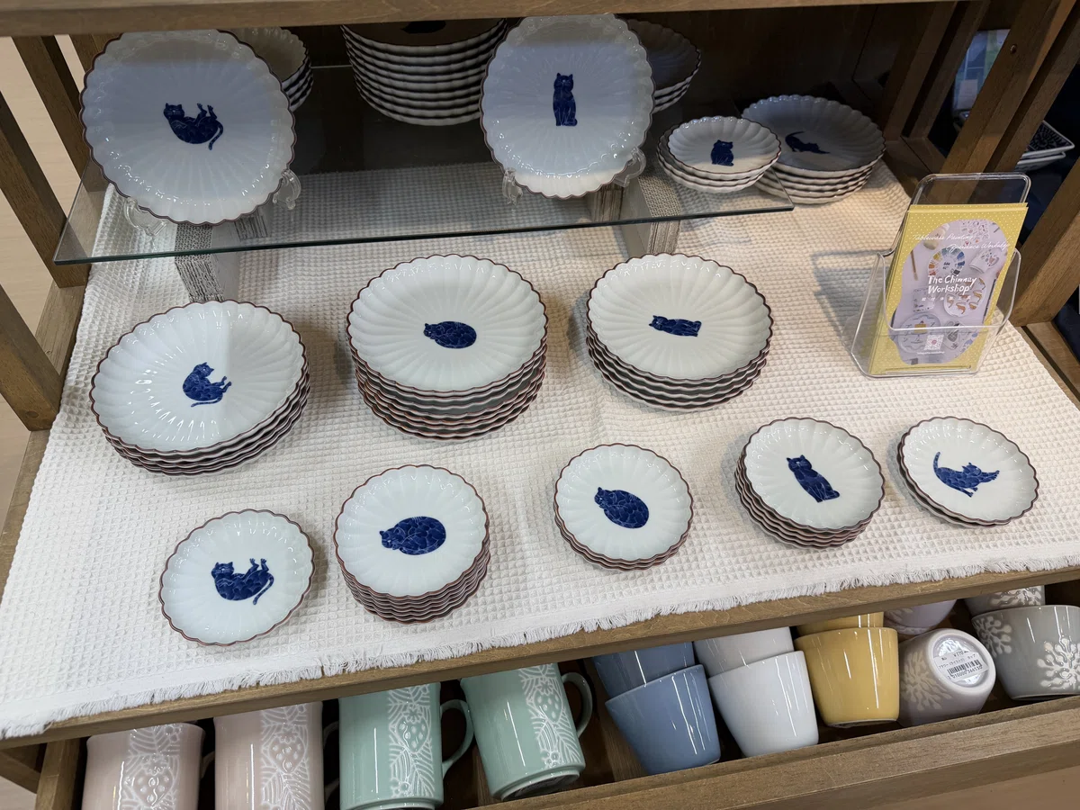 波佐見町陶芸の館の器。TAKAYAMA 呉須猫