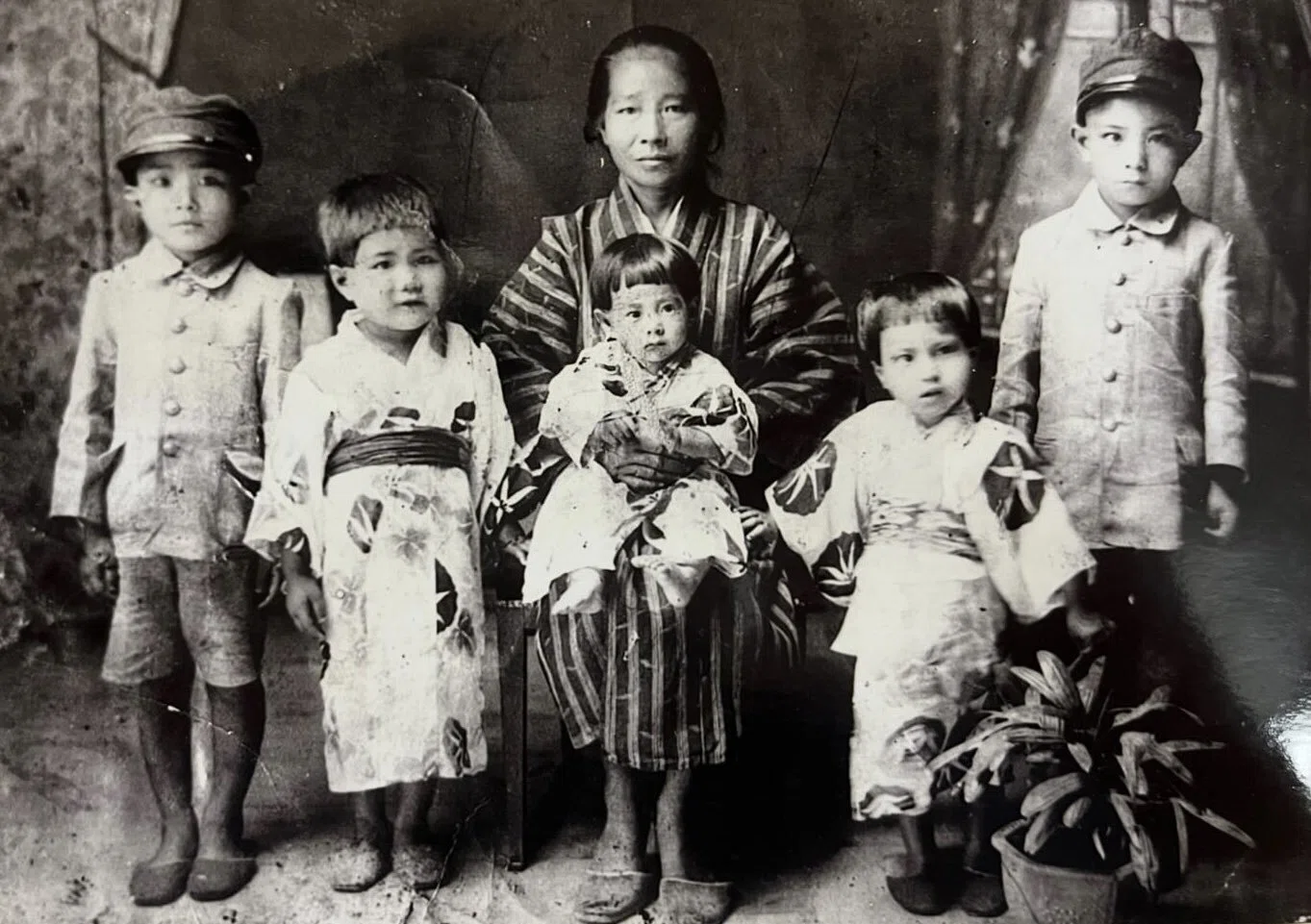 古写真 大量 白黒写真 戦前 戦後 学生 レトロ 家族 軍人 まとめ売り 戦前の写真に映る女性に、大阪から沖縄までお会いしに行った話｜ホリーニョ