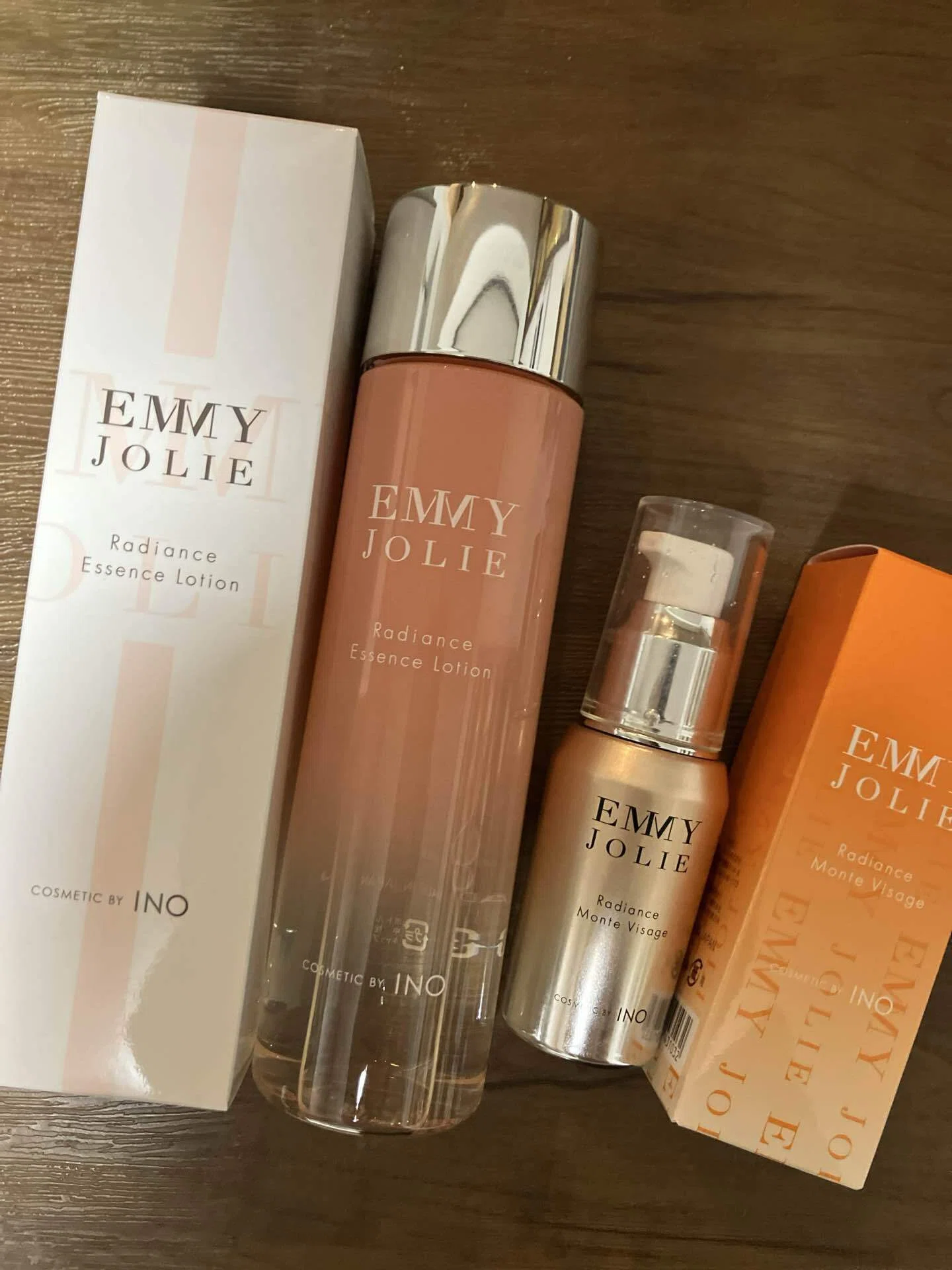 INO の「EMMY JOLIE ラディアンスエッセンスローション」と「EMMY