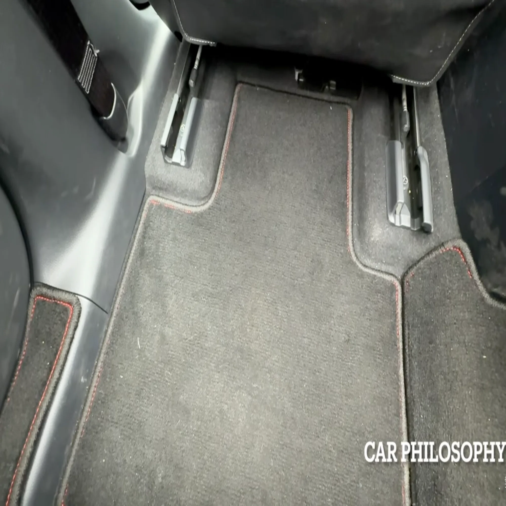 実車レビュー】純正の1/5価格！？レクサスRXにおすすめの社外フロア