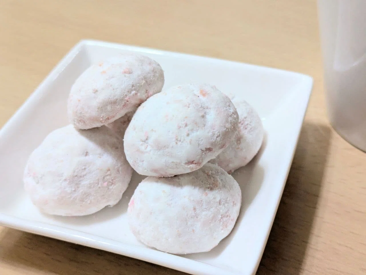 さくっ、シュワッが美味しい、スノーボールクッキー（ストロベリー