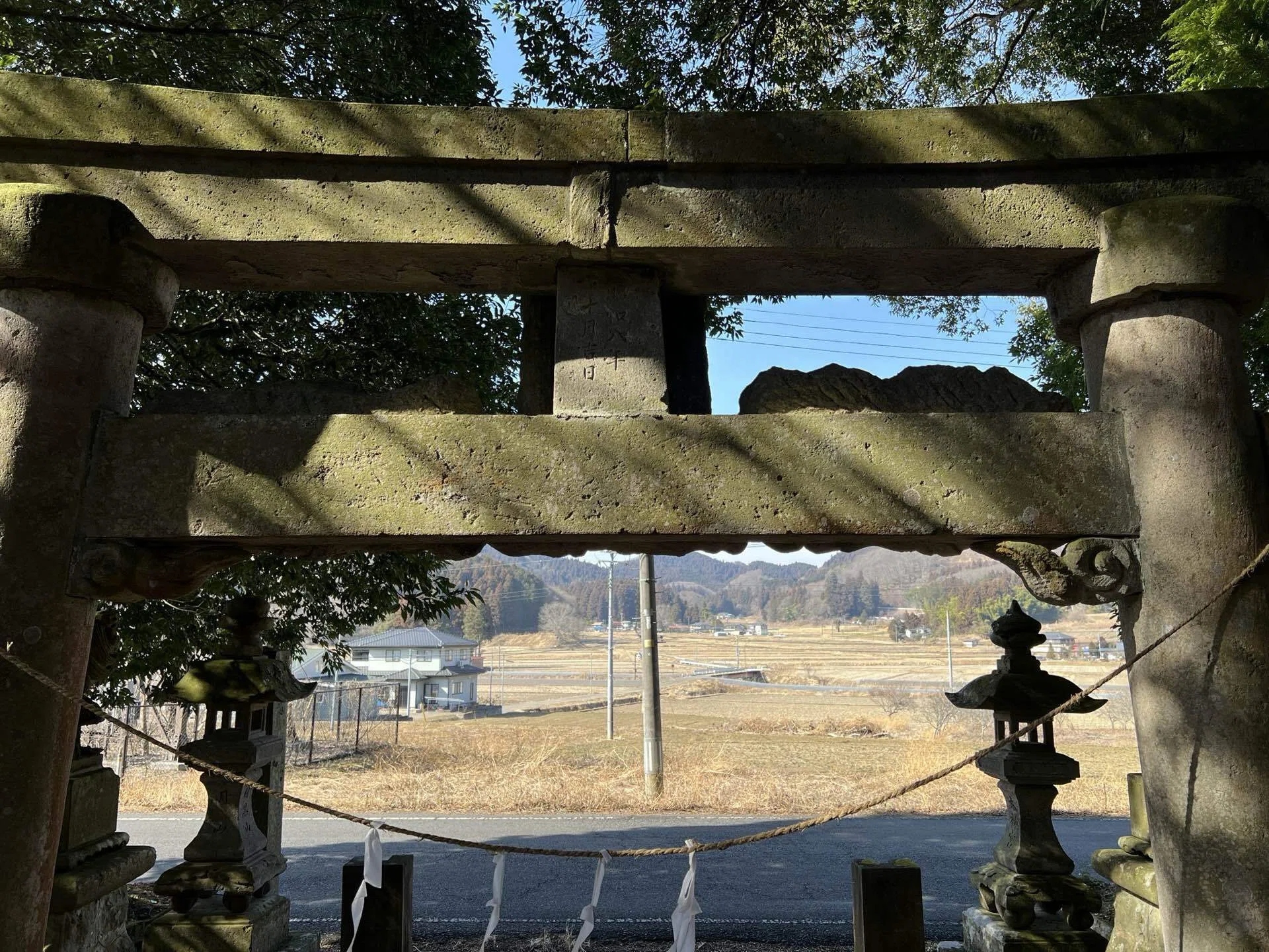 掘り抜き 龍巻き鳥居 激レア鳥居】貫に龍の彫刻がある鳥居 五龍地神社｜恵比寿マイの趣味