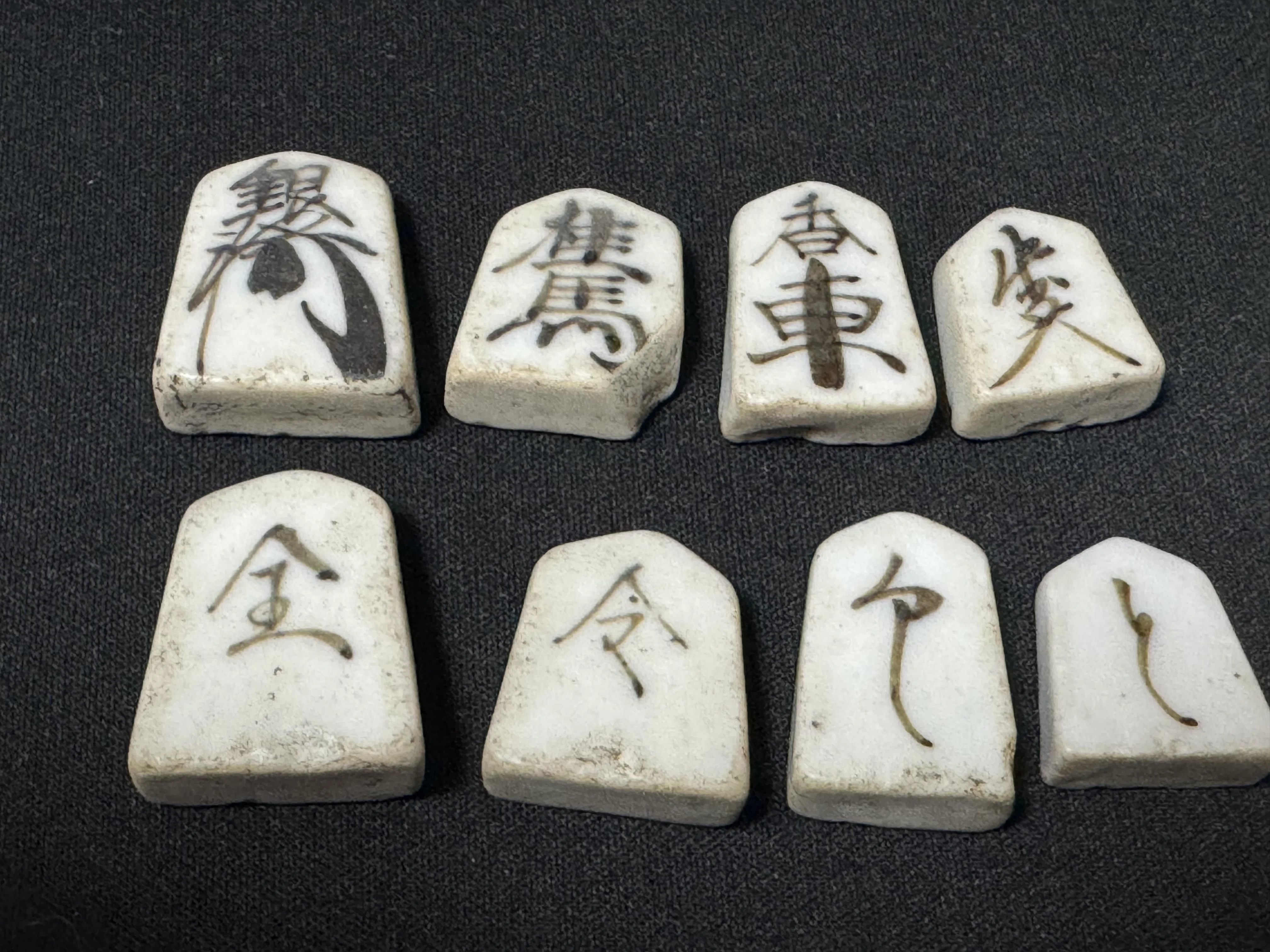 戦時下、木材や漆、顔料も統制される中で職人が頑張って作った将棋の駒