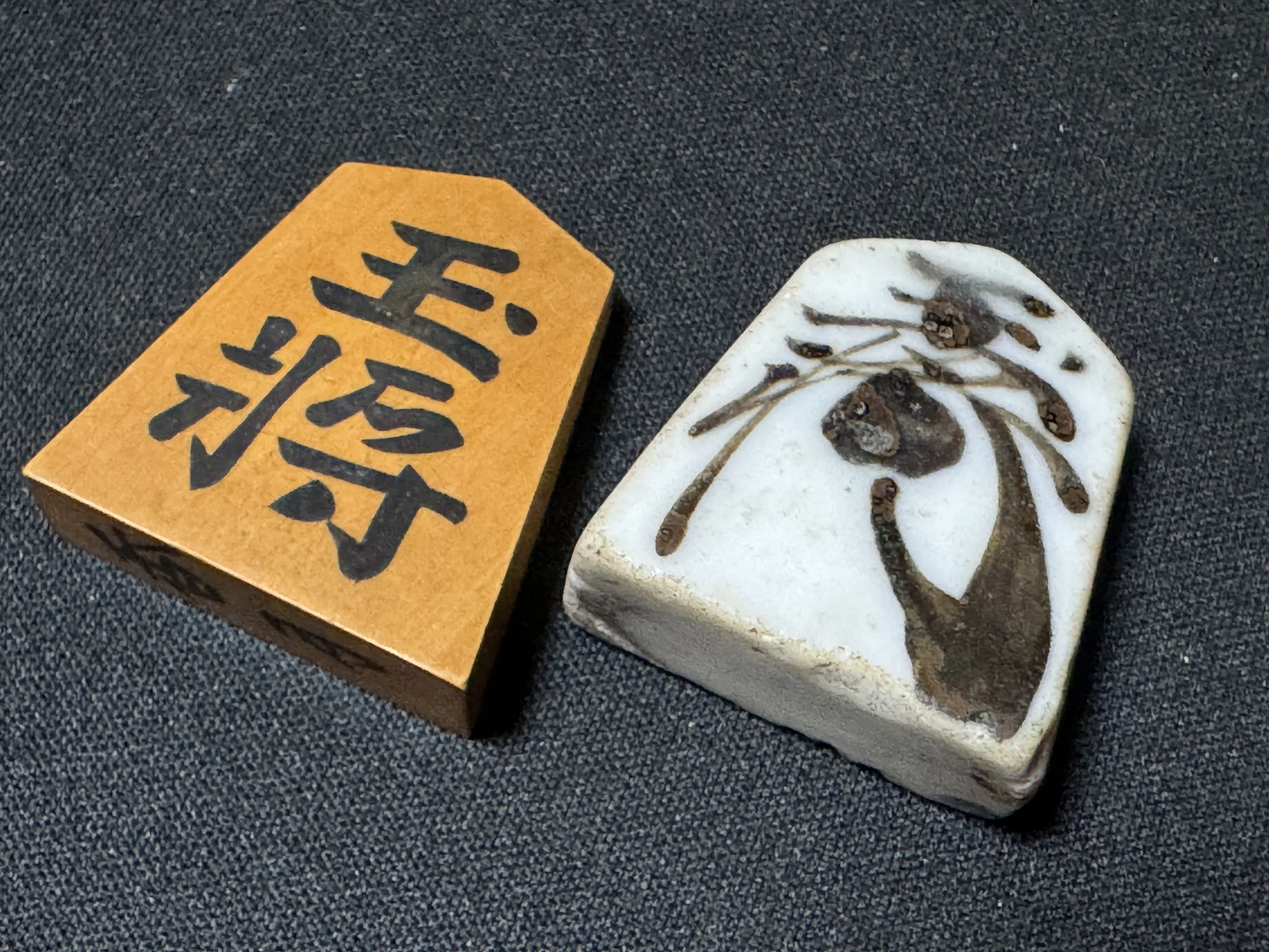 白磁 赤絵 将棋の駒 残欠 古美術 古道具 アンティーク 戦時下、木材や漆、顔料も統制される中で職人が頑張って作った将棋の駒