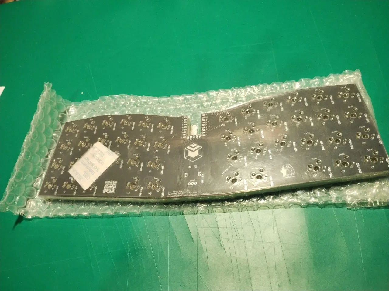 自作キーボード】美しい鏡面グロス。PCBWayから届いた「butterfly