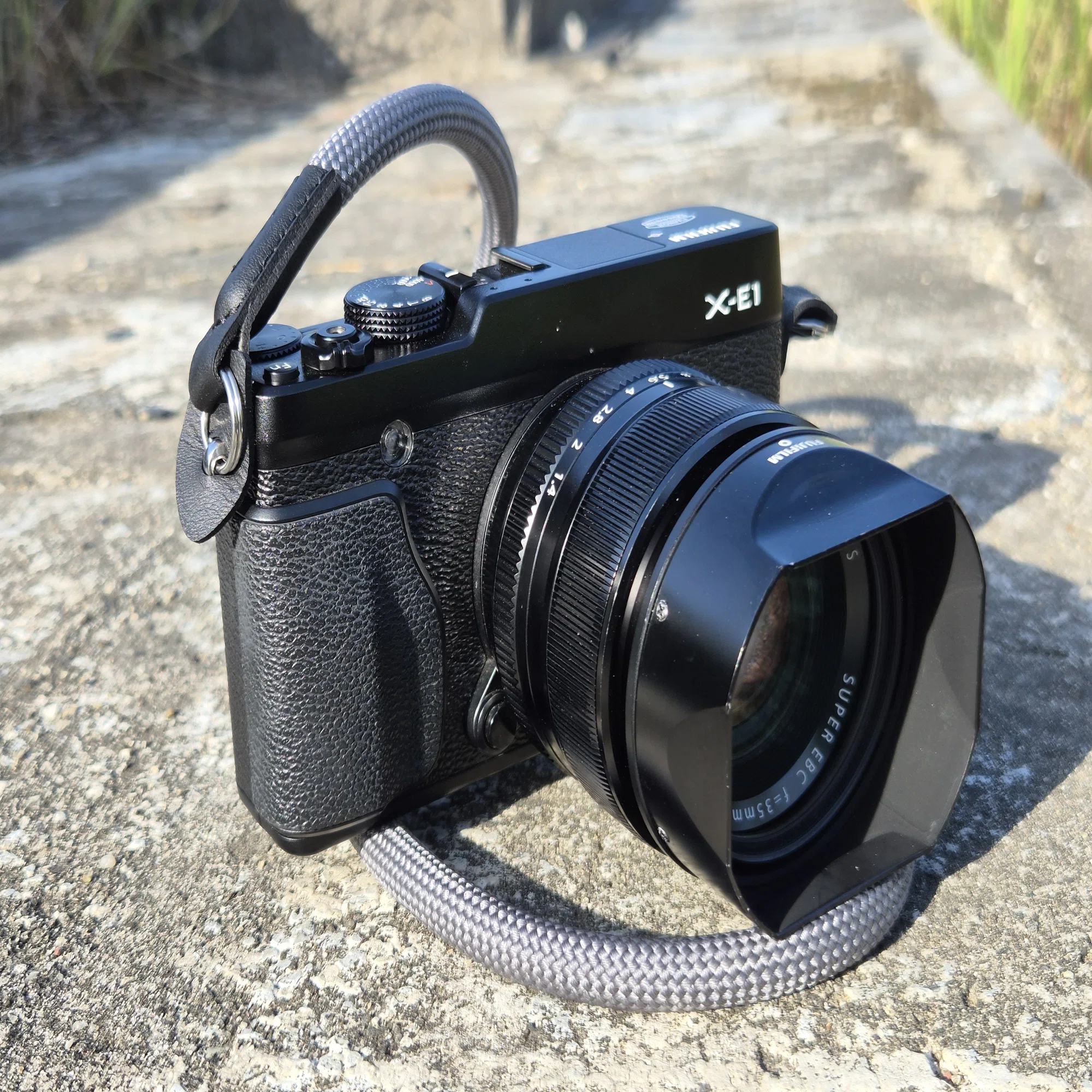 見た目とロマンで使う、FUJIFILM X-E1というカメラ。2026年にあえて 