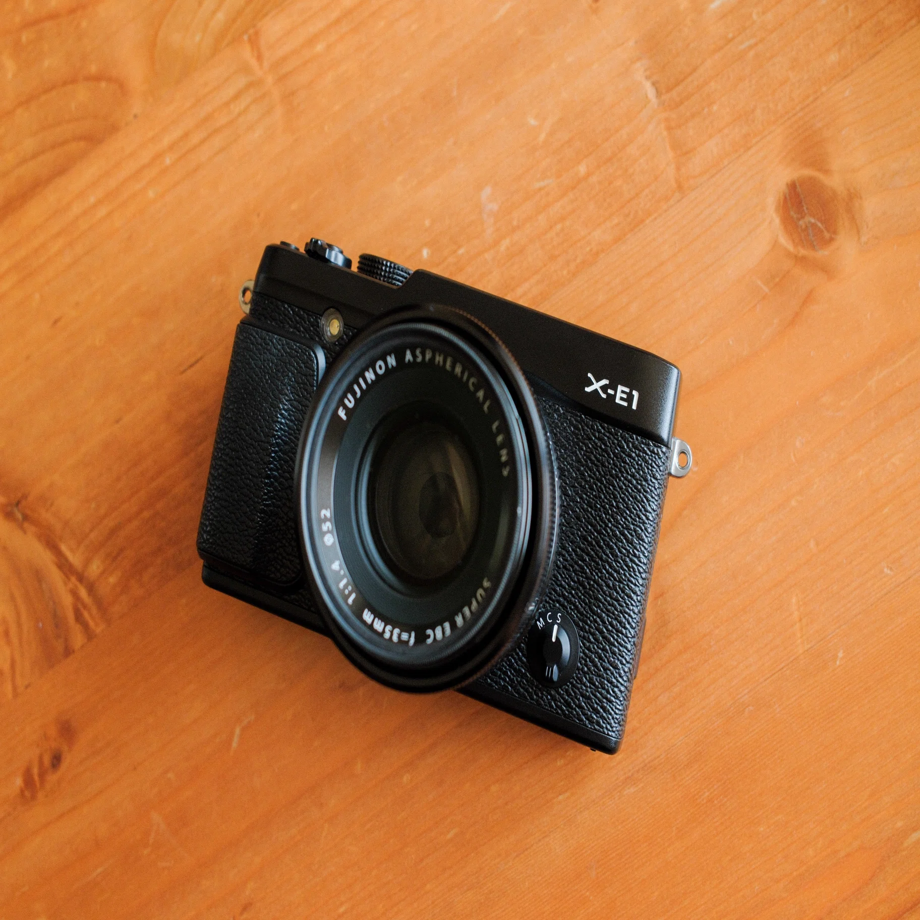 見た目とロマンで使う、FUJIFILM X-E1というカメラ。2026年にあえて 