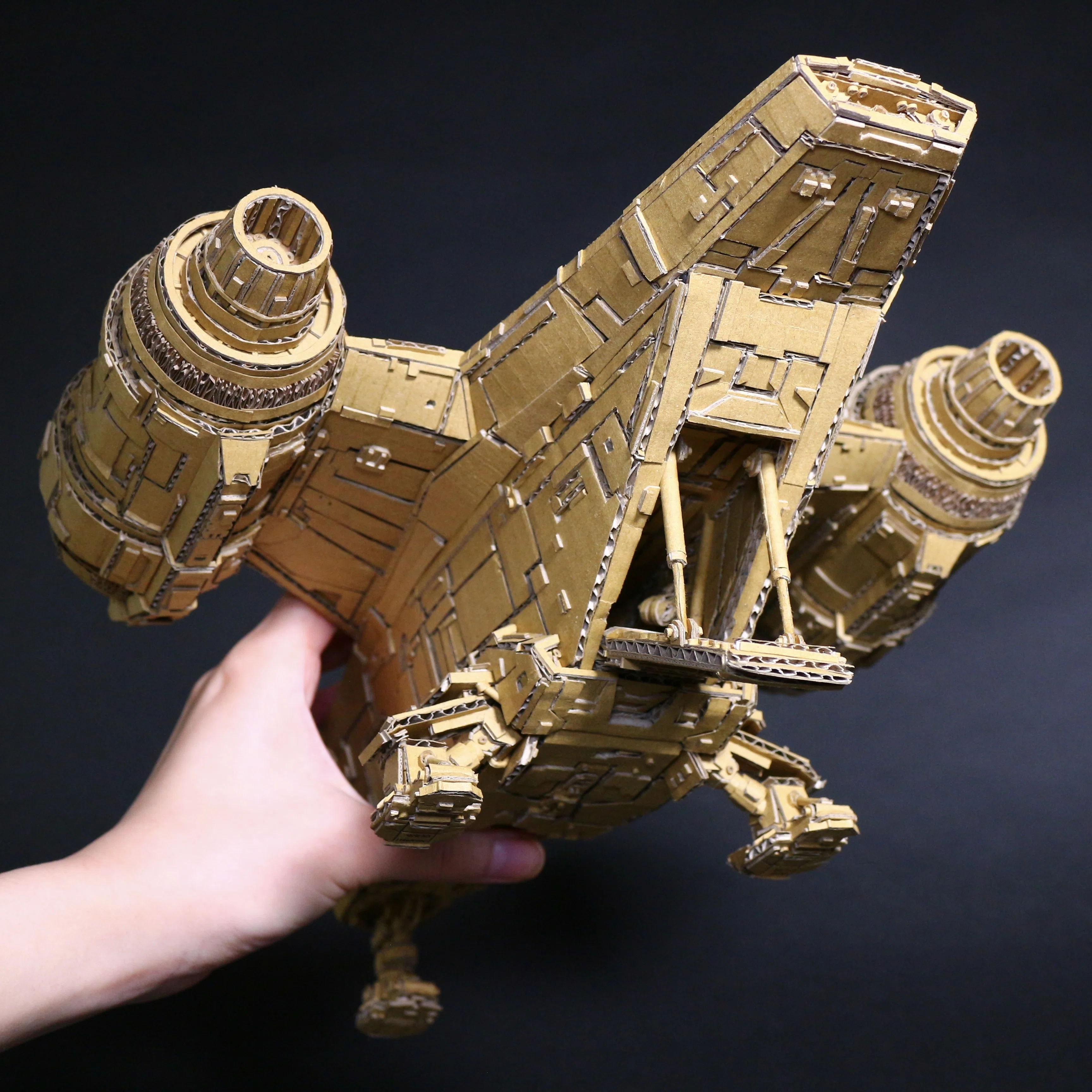 ダンボールで作るレイザー・クレスト / Cardboard Razor Crest｜大野萌