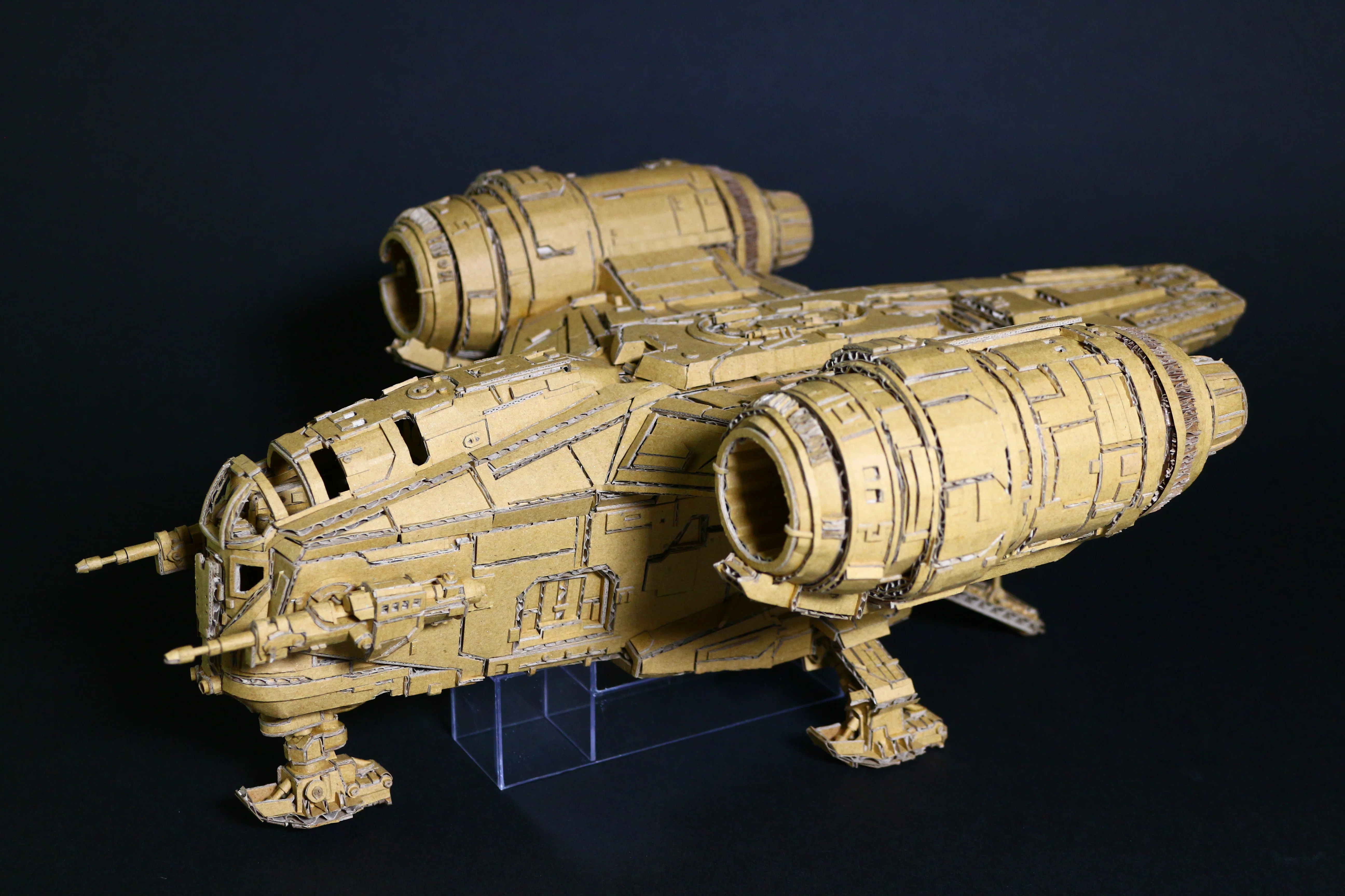 ダンボールで作るレイザー・クレスト / Cardboard Razor Crest｜大野萌