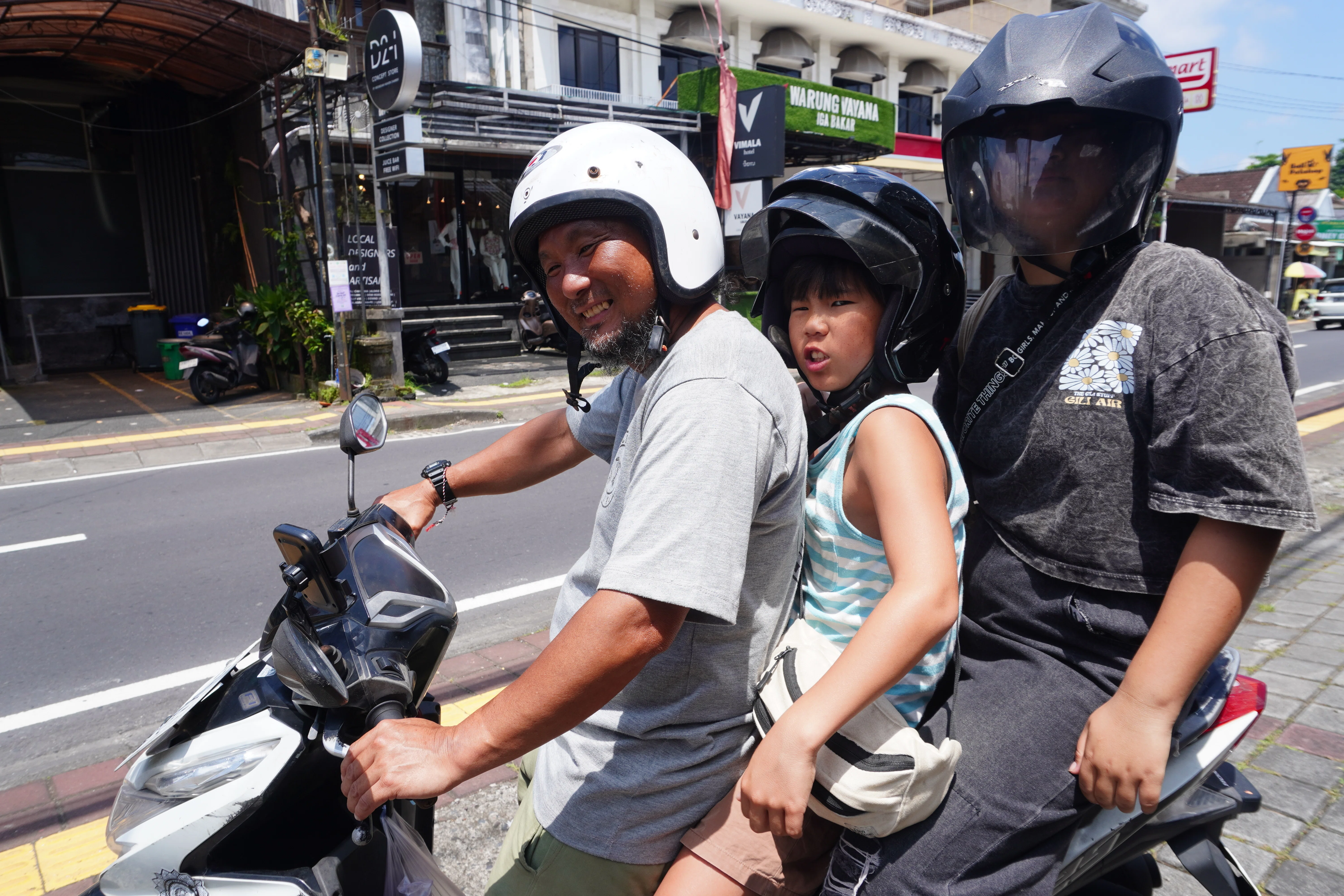 バリ島ウブドで買い付け。バイクでぐるぐる！道草屋のインドネシア6人