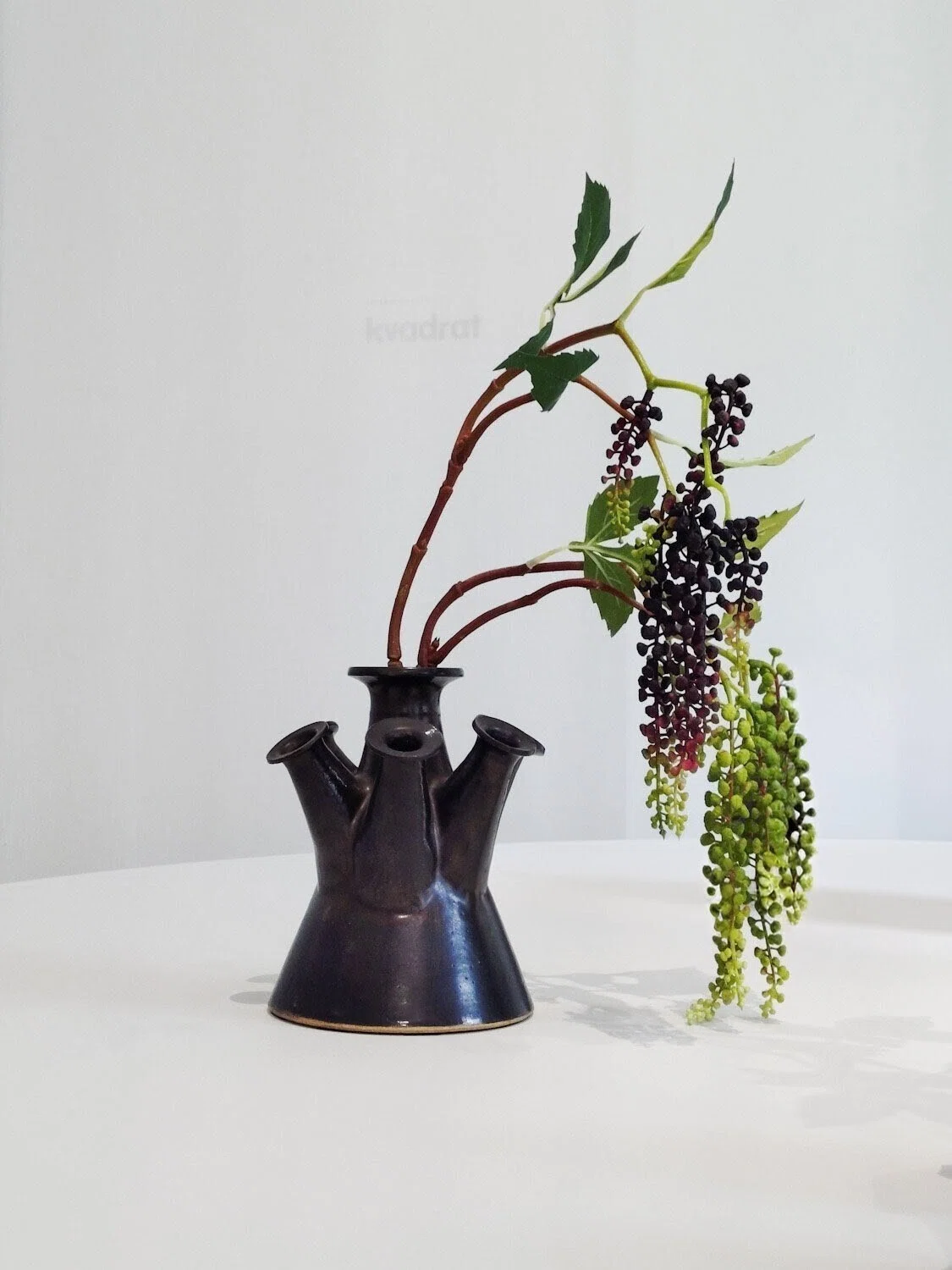 床の間に飾りたい」と思ったオランダの花瓶～日本の民芸に通じる、Jan