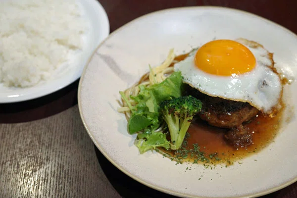 大阪市ランチ）ハンバーグに目玉焼きトッピング｜ふらふら関西