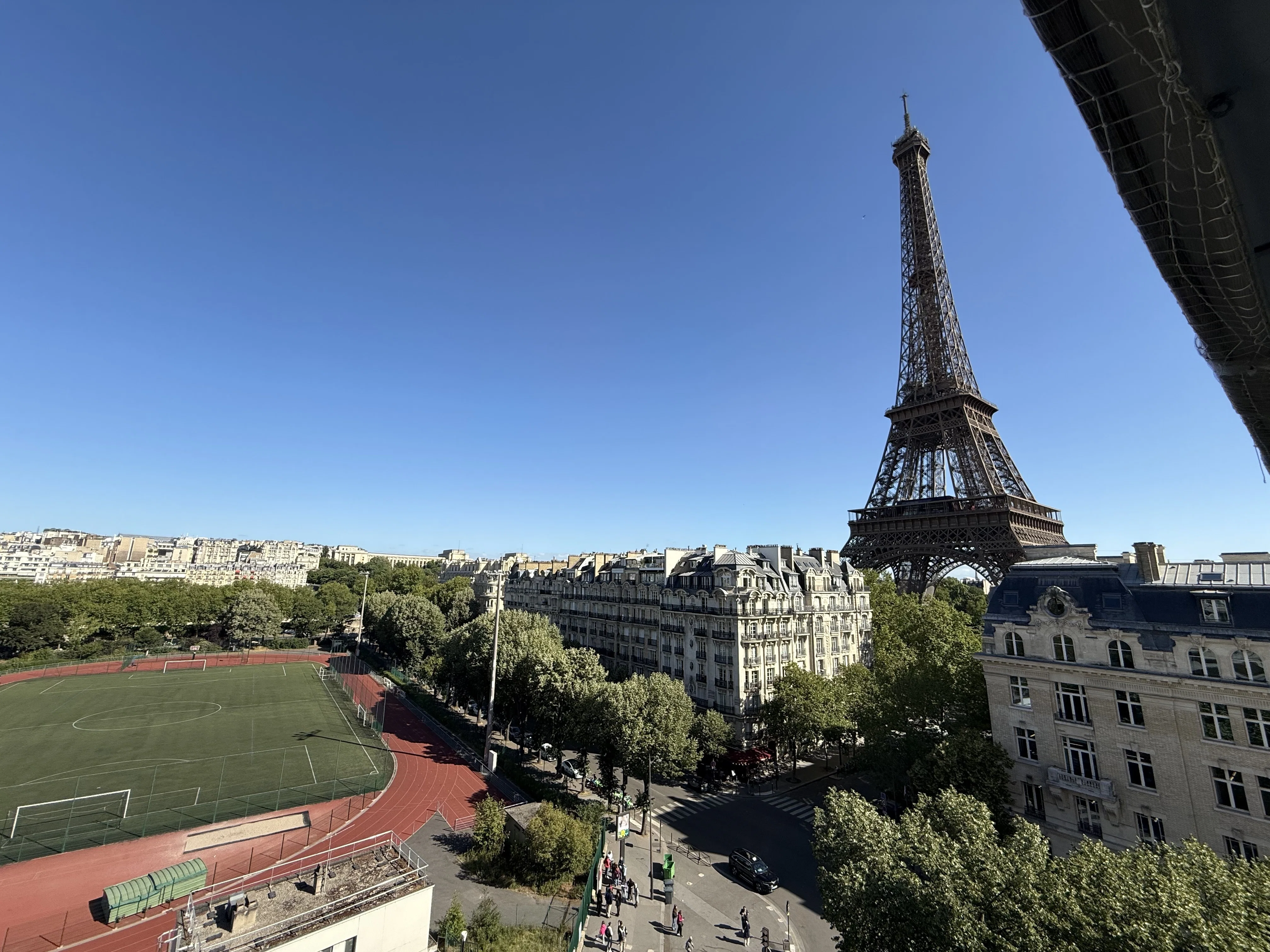 フランス🇫🇷パリ】エッフェル塔を鑑賞しながらホテルのテラスで朝食を