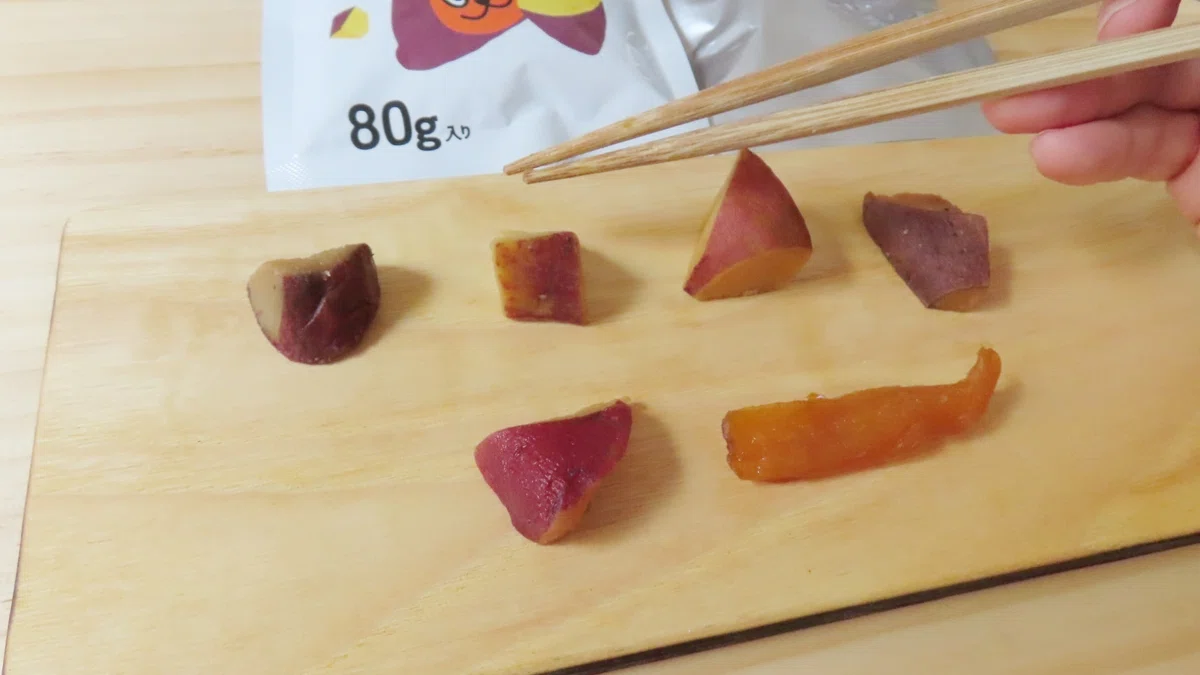 パウチ焼き芋を並べて食べるところ