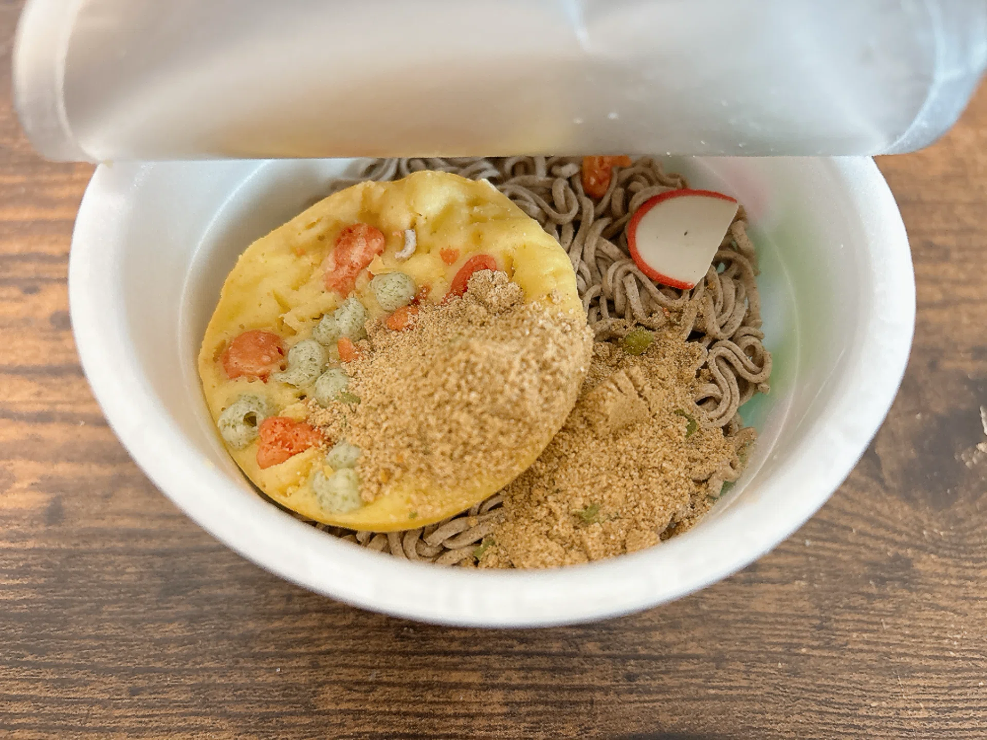 カップ麺格付け#490 緑のまめたぬき天そば 東 (東洋水産)｜イケ麺