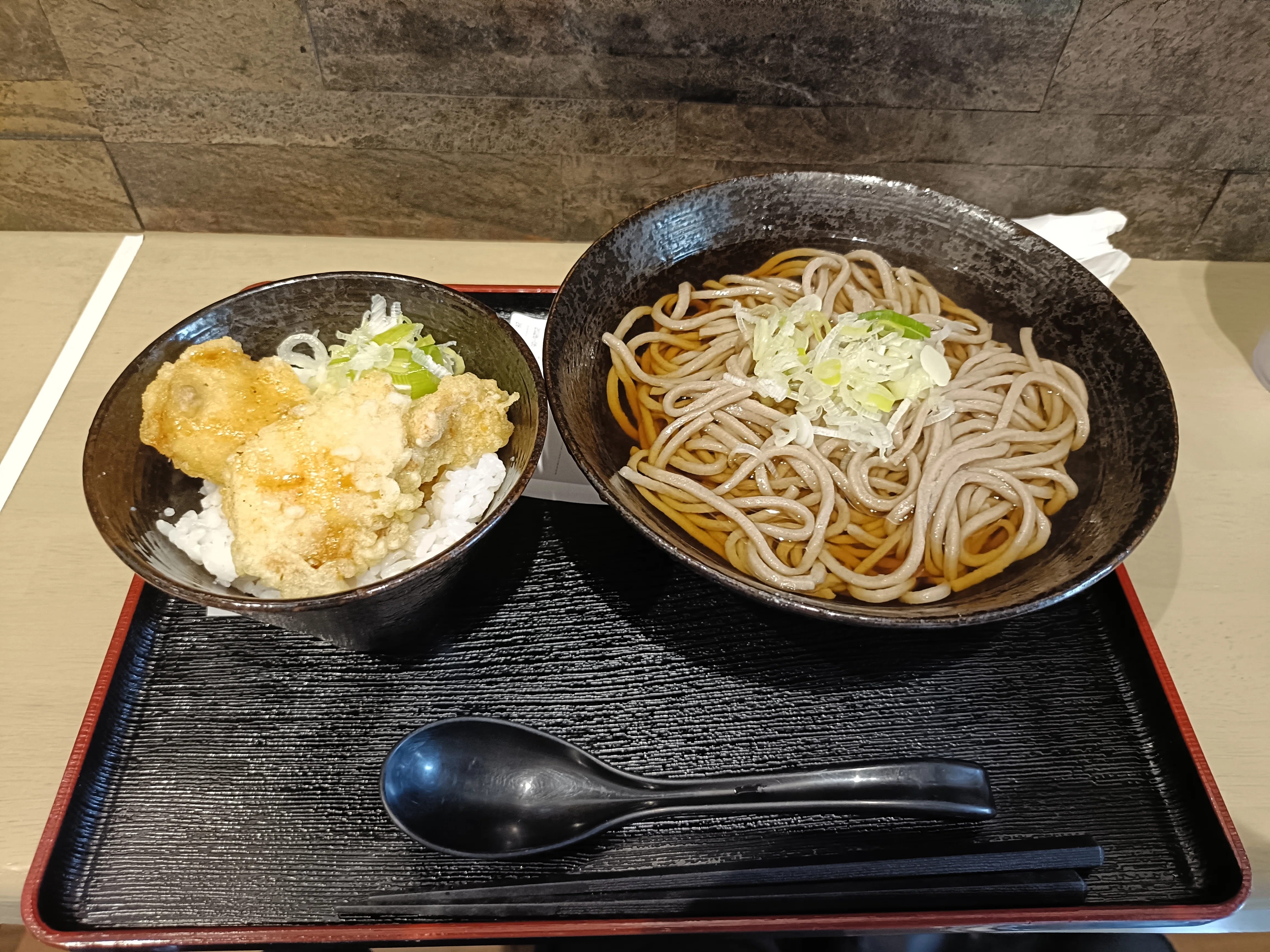 無化調出汁と太め自家製麺が絶品！「三希亭」のそばセット｜MORIKO