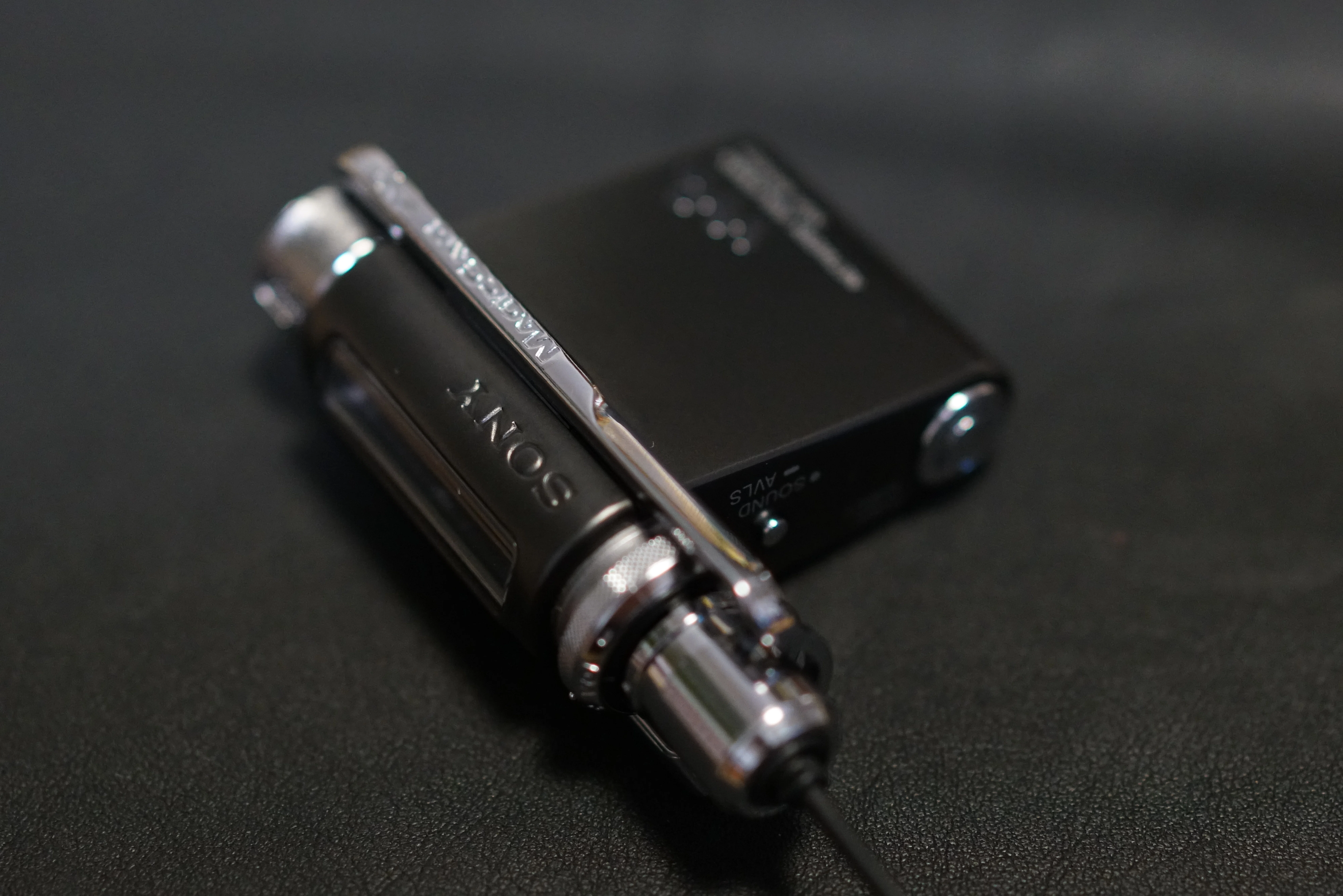 SONY MD WALKMAN 本体 専用リモコンとイヤホン付 極美品 完動品 操作がデザインされた音楽プレーヤー(Sony Network Walkman NW−MS90D