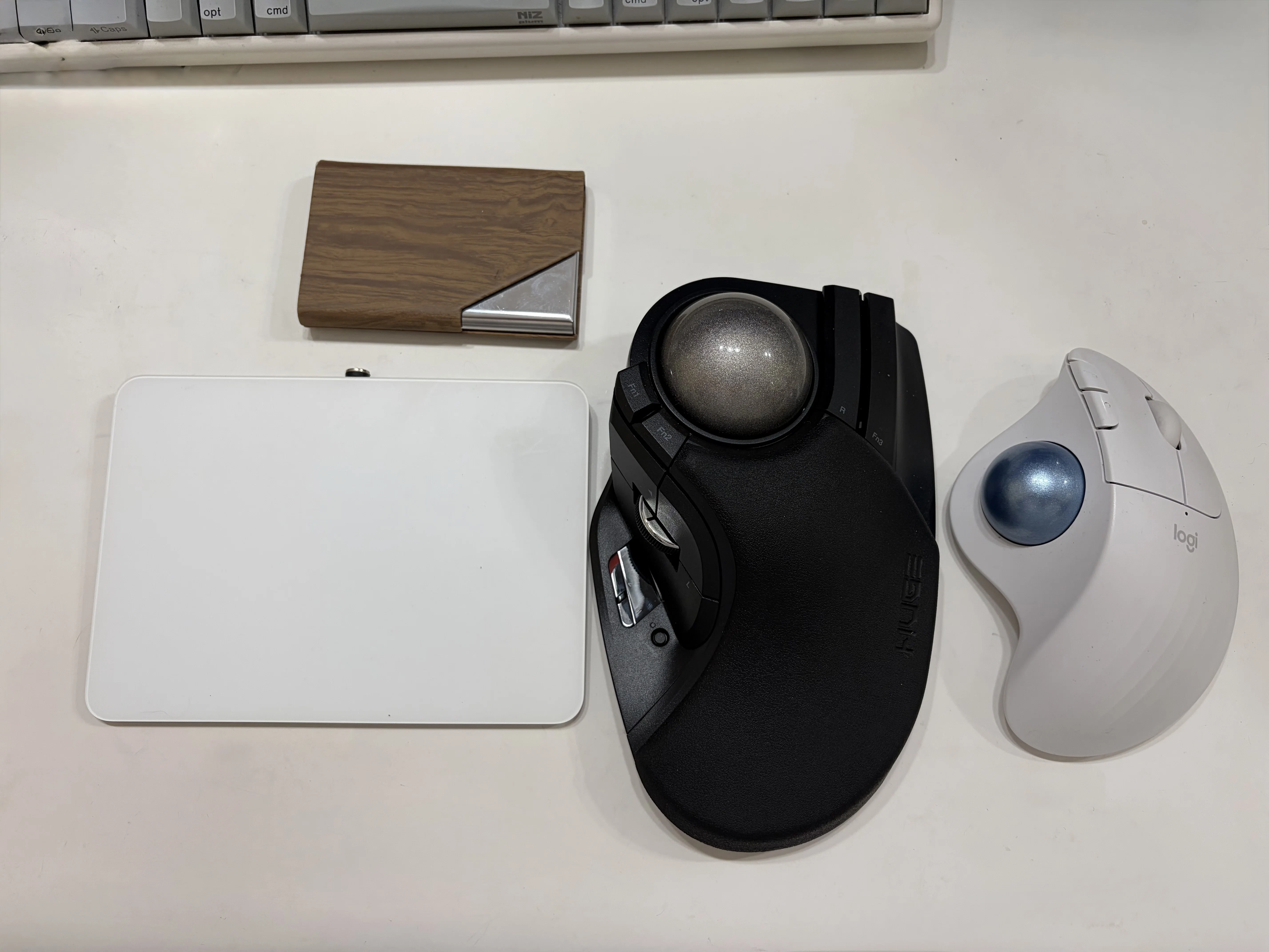 ボタン10個で作業リズムが変わった — エレコム HUGE PLUS レビュー