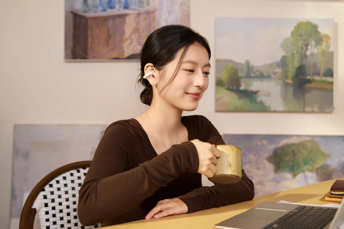 茶色のスクエアリブカットソーに白いShokz OpenDots 2を合わせたイヤーカフ型イヤホンの耳もとコーデ