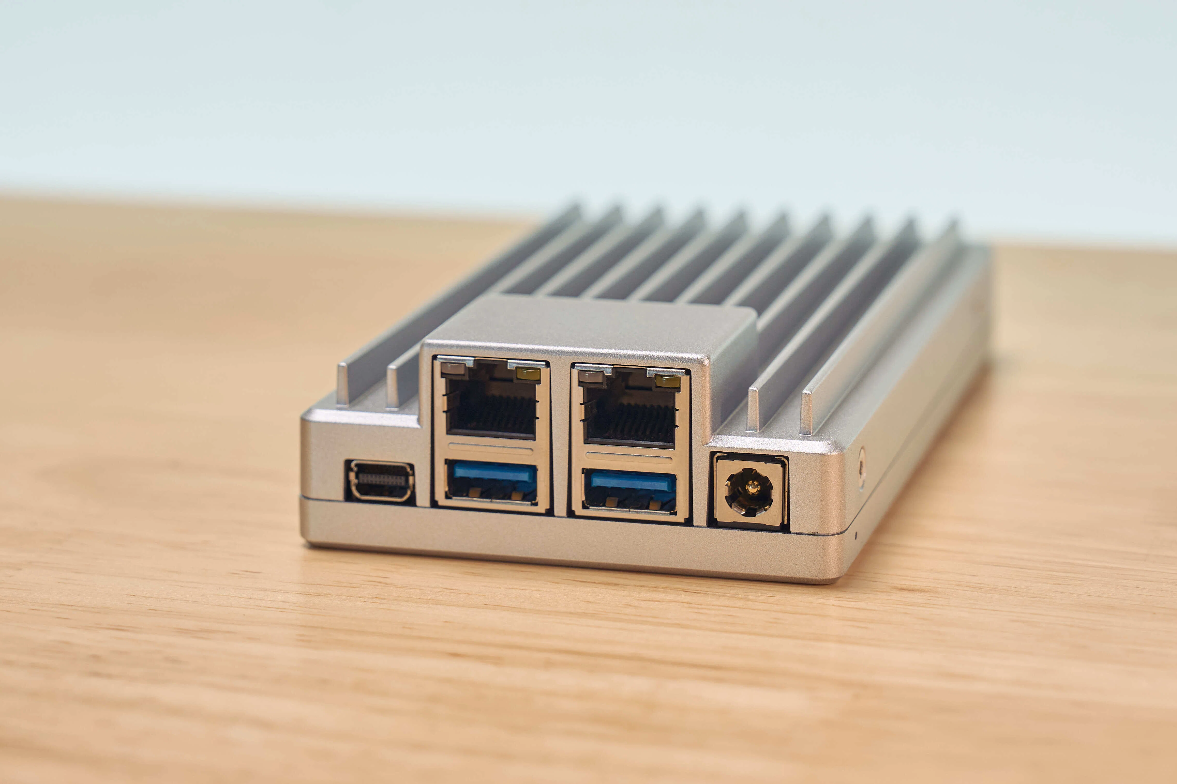 ZimaBoard 2を触ってみた | 手のひらサイズなのに、PCIeもSATAも2.5GbE
