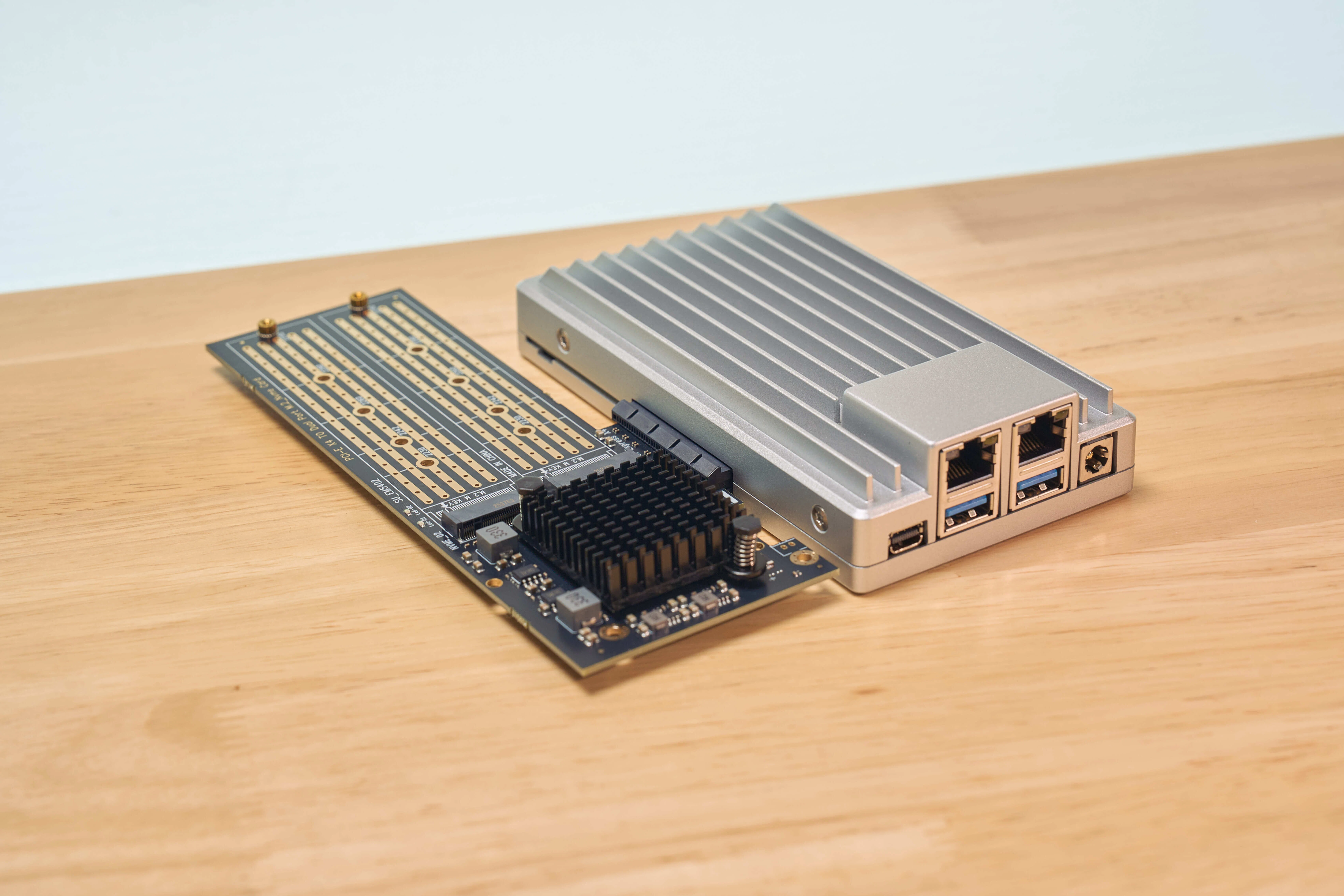 ZimaBoard 2を触ってみた | 手のひらサイズなのに、PCIeもSATAも2.5GbE