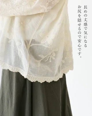 花刺繍の入ったホワイト系の薄手フーディーシャツを使った普段着コーデ。日除けや冷房対策に使いやすく、ゆったりしたシルエットで体のラインを拾いにくい春夏向けの軽い羽織り