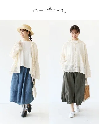 花刺繍の入ったホワイト系の薄手フーディーシャツを使った普段着コーデ。日除けや冷房対策に使いやすく、ゆったりしたシルエットで体のラインを拾いにくい春夏向けの軽い羽織り