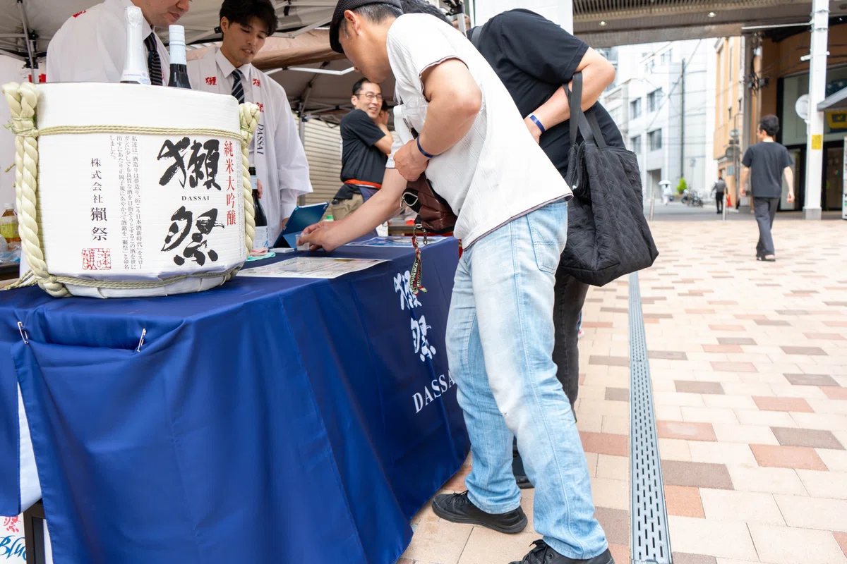 獺祭の酒樽と来場者