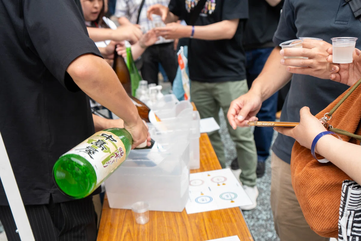 「中島屋」を注ぐ飲み放題ブースの様子