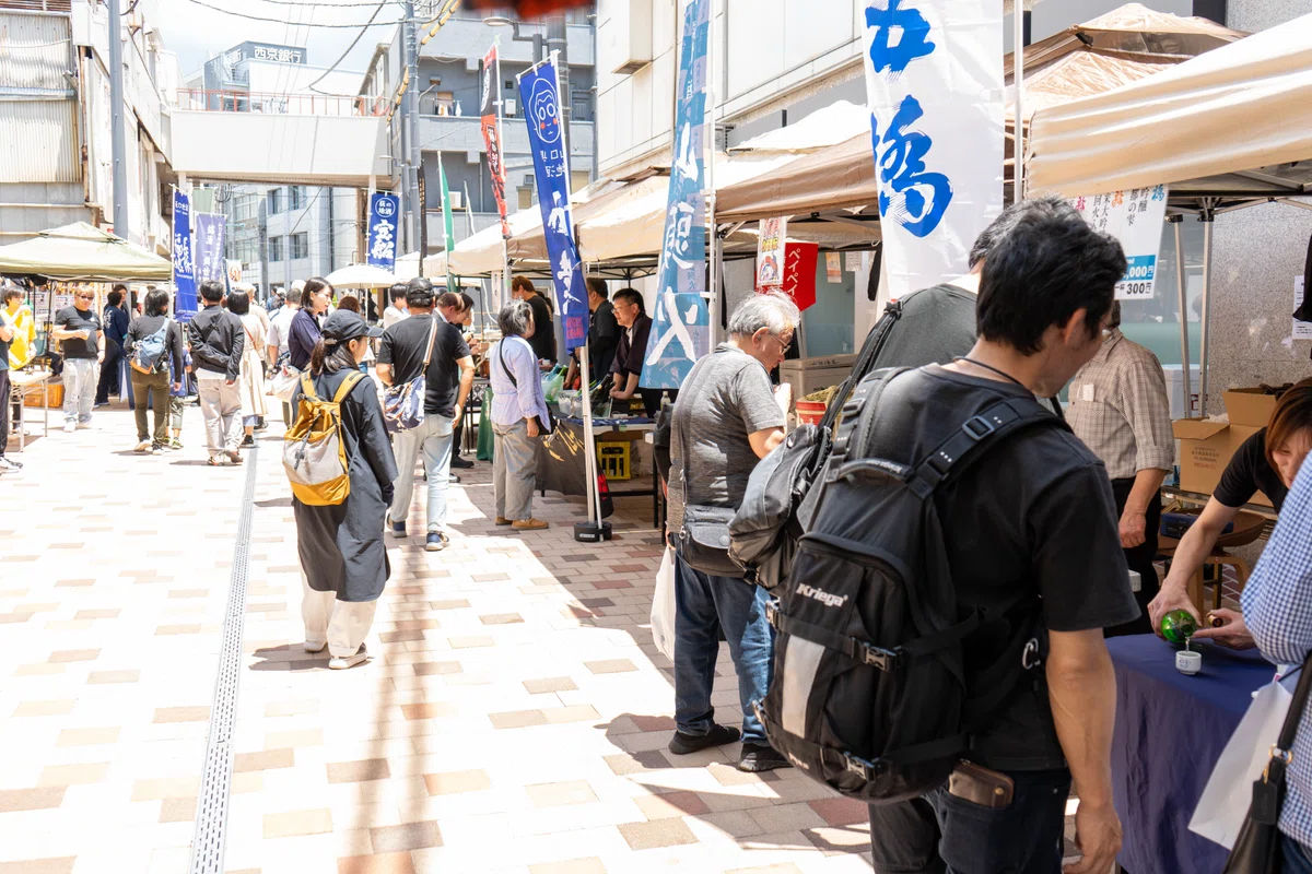 幟の立つブースと並ぶ人