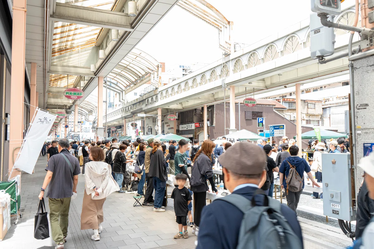銀座通りに並ぶ机と人