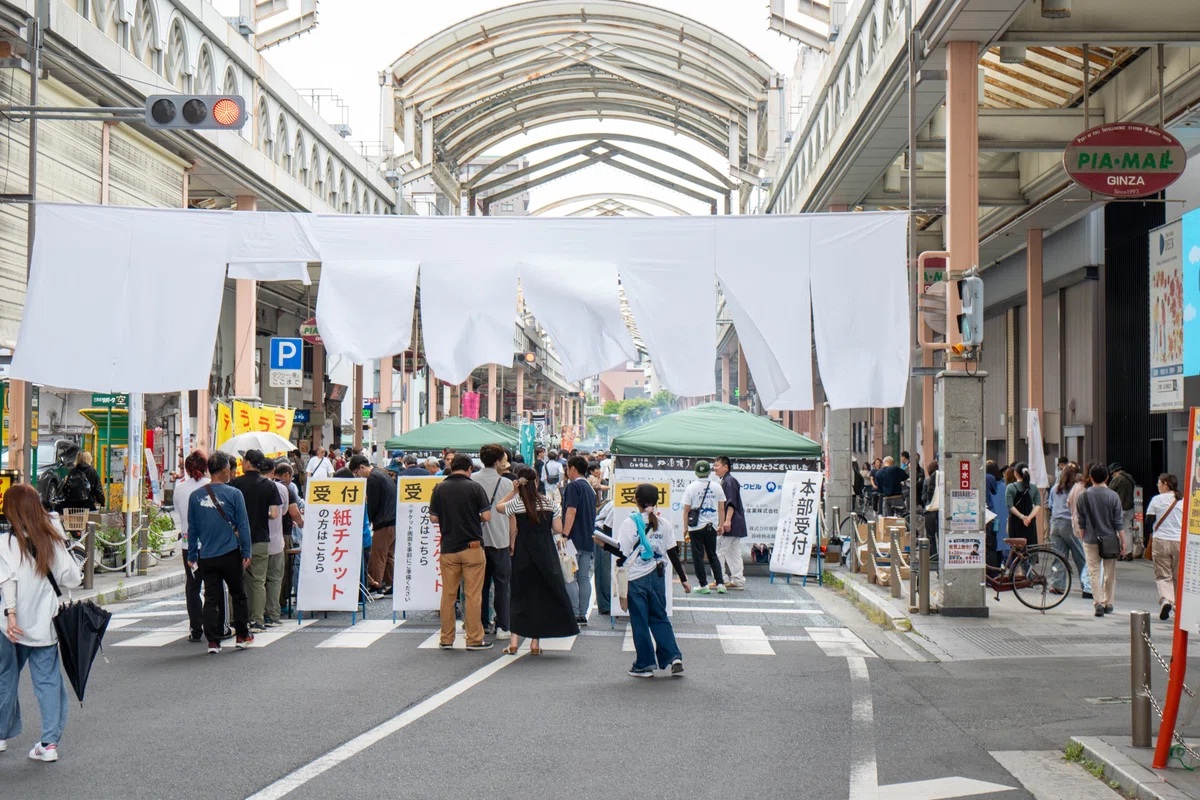 道幅一杯に暖簾のかかった歩行者天国になった銀座通り