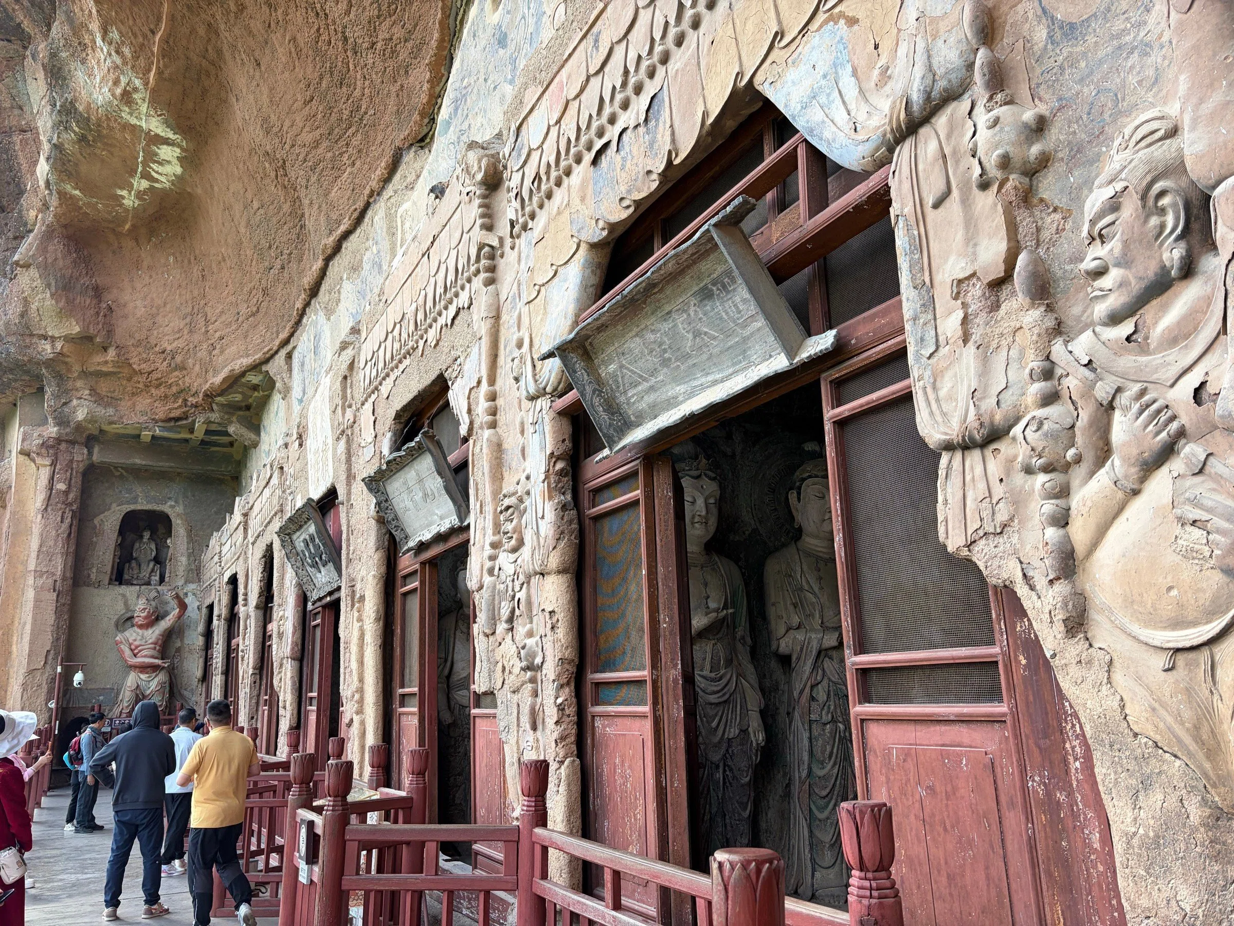 中国石窟芸術シリーズ　麦積山石窟記念　2004年 麦積山石窟は、辺鄙な崖に古い仏像が残り続けた場所だった｜Macky
