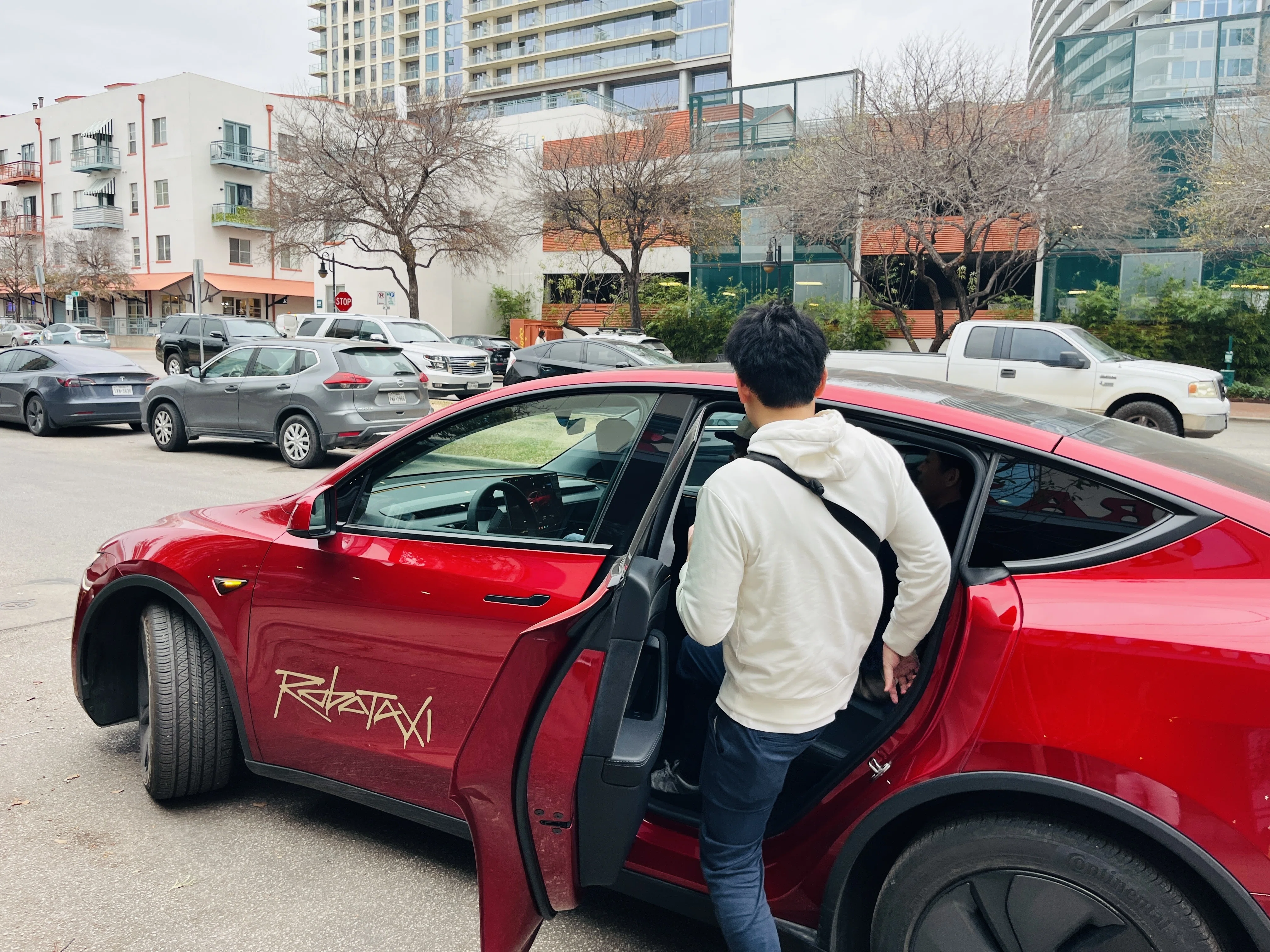 テスラの自動運転タクシー「Robotaxi」。Google Waymoも自動運転タクシーサービスを運行する