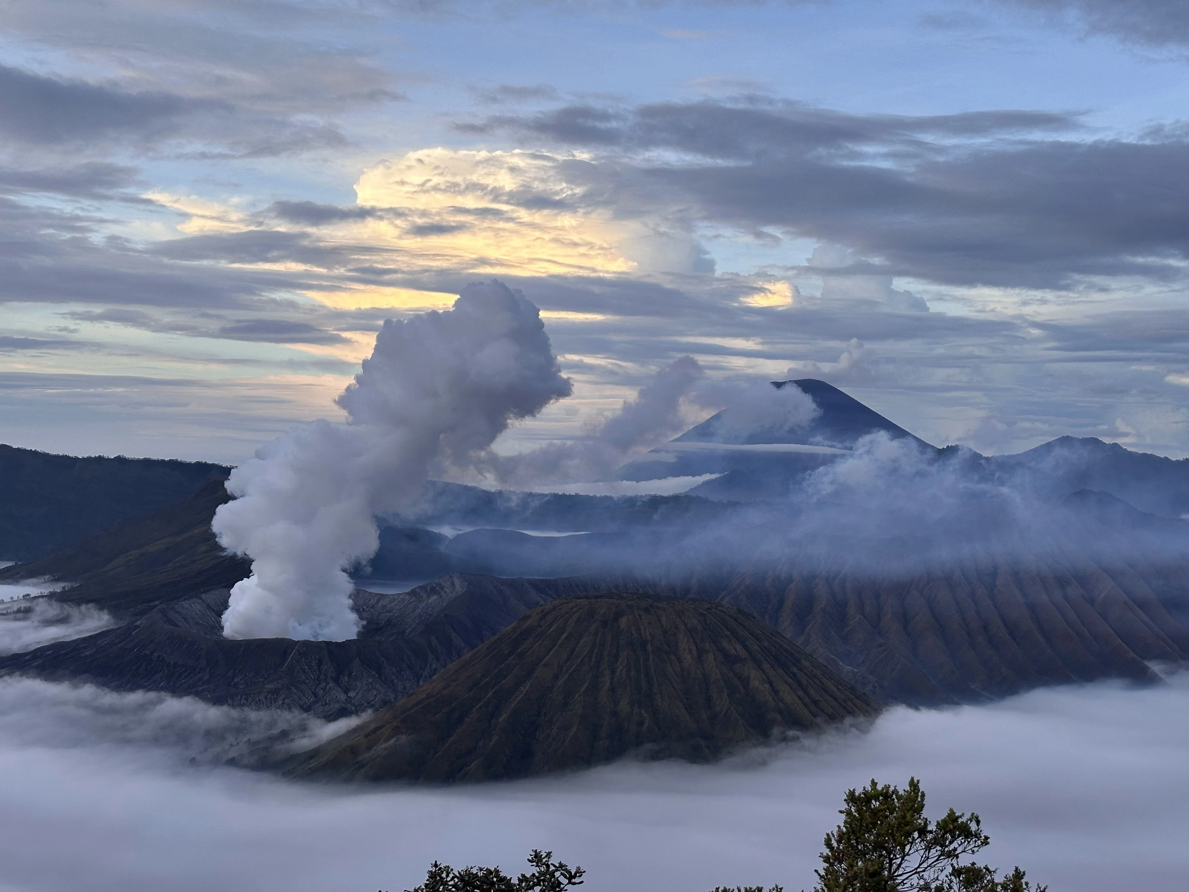 ブロモ火山、想像の3倍しんどかった｜ジープと馬でたどり着いた噴煙の